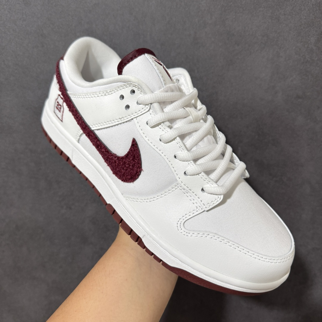 图片[3]-【YC版本】NIKE DUNK SB LOW 全新配色 SB顾名思义，具有经典的Dunk血缘，又注入了更多的时尚元素。相较于普通的Dunk滑板鞋，改良版的Dunk SB加厚了鞋舌的填充，使舒适性大大提升，同时也更方便穿脱；中底部分则加入了脚感柔软舒适Zoom Air气垫，有效吸收滑板等极限运动在落地时带来的冲击力，为街头运动者们提供更好的保护 货号：IV0263-100 尺码：40 40.5 41 42 42.5 43 44 44.5 45 46-选品中心