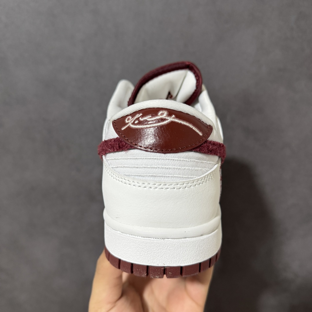 图片[4]-【YC版本】NIKE DUNK SB LOW 全新配色 SB顾名思义，具有经典的Dunk血缘，又注入了更多的时尚元素。相较于普通的Dunk滑板鞋，改良版的Dunk SB加厚了鞋舌的填充，使舒适性大大提升，同时也更方便穿脱；中底部分则加入了脚感柔软舒适Zoom Air气垫，有效吸收滑板等极限运动在落地时带来的冲击力，为街头运动者们提供更好的保护 货号：IV0263-100 尺码：40 40.5 41 42 42.5 43 44 44.5 45 46-选品中心