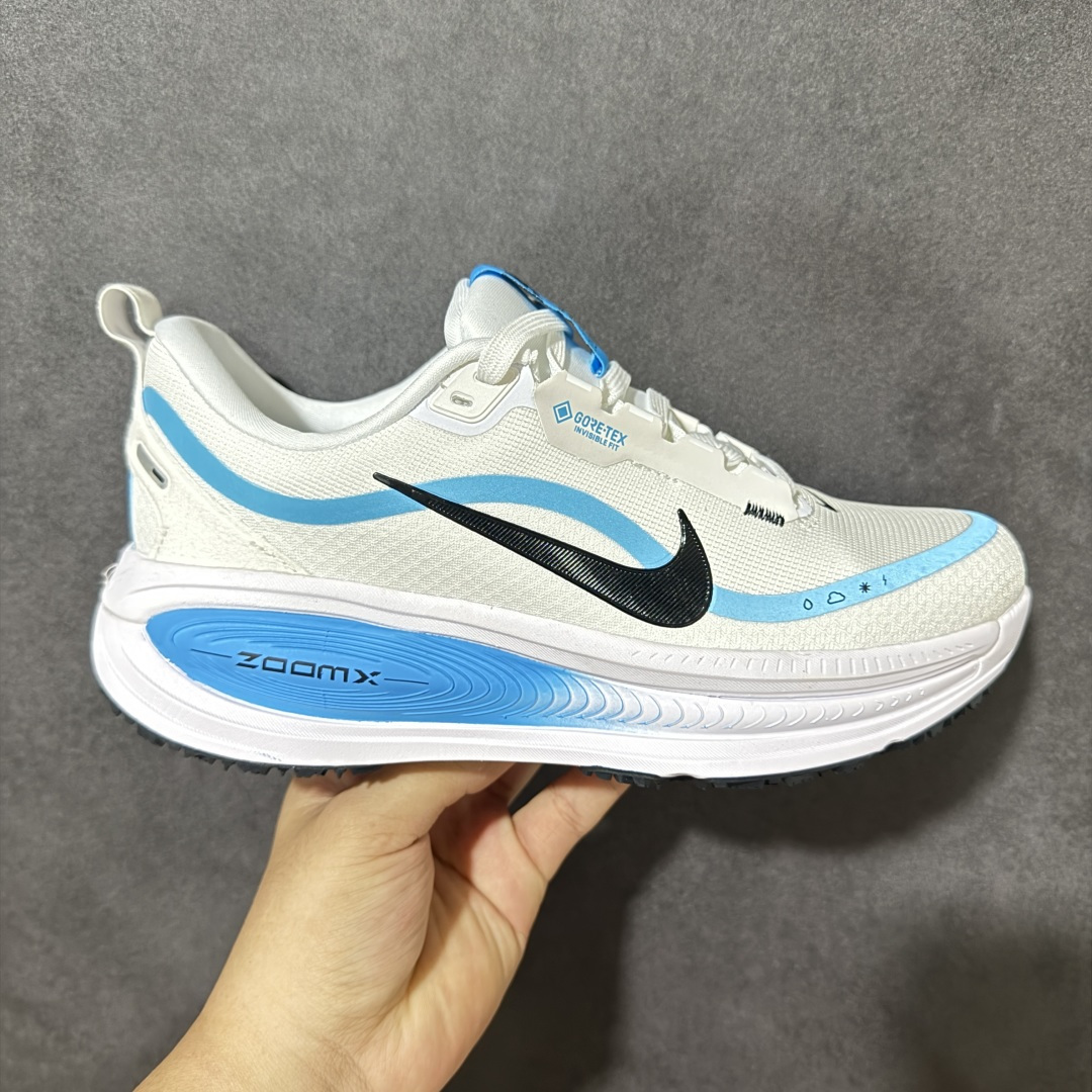 【纯原组合底版】Nike Air Zoom Vomero 18 登月18 缓震休闲跑鞋 HQE98-005 市面唯一正确组合底 外贸专供订单 原厂折返国内销售 国外专柜标准数据开发 拥有 Zoom Air 一如既往的稳定感和流畅感 鞋面采用工程网眼设计 为特定高热区域营造出色透气性 进一步增加鞋面的穿孔数量 让足部能够快速散热 中足搭配 Flywire 飞线 在高速运动时营造舒适稳定的贴合感 内置Zoon气垫加持 动力十足 ! 尺码:36 36.5 37.5 38 38.5 39 40 40.5 41 42 42.5 43 44 44.5 45-选品中心