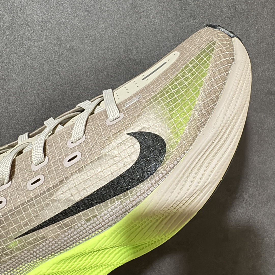 图片[8]-【公司级】Nike Ava X 耐克 低帮 棕黑黄 百搭舒适耐磨低邦跑步鞋 Nike Ava X呈现出比Ava Rover正代更为简化的版本，最明显的是鞋面的重新设计，摒弃了包含三角形柔软鞋跟的两片式结构，该结构原本与包裹鞋头的薄型合成材料衔接。取而代之的是，那块无缝区域完全包裹住脚部，仅在鞋舌从鞋面上自由活动时形成断开。ReactX泡棉平台已被Cushlonh 3.0取代。最后，矩形抓地纹路图案依旧存在，但其全掌覆盖设计改为两块垫片，赋予了别具一格的魅力，巧妙融合了当下热门的Gorpcoreb风格，却又不满足于常规，将其提升到了高级时尚的全新高度。 货号：HM9697-700 尺码：40-45无半码-选品中心