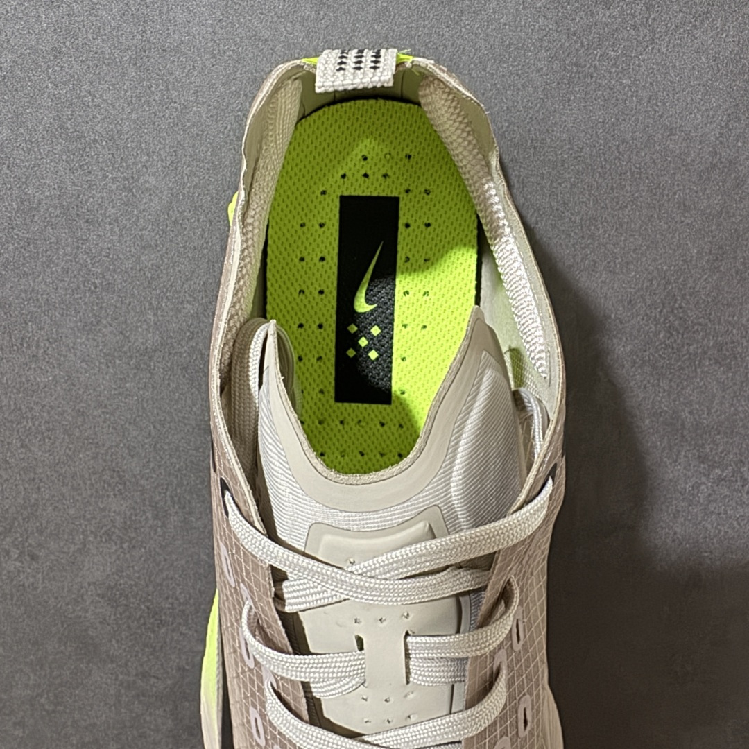 图片[6]-【公司级】Nike Ava X 耐克 低帮 棕黑黄 百搭舒适耐磨低邦跑步鞋 Nike Ava X呈现出比Ava Rover正代更为简化的版本，最明显的是鞋面的重新设计，摒弃了包含三角形柔软鞋跟的两片式结构，该结构原本与包裹鞋头的薄型合成材料衔接。取而代之的是，那块无缝区域完全包裹住脚部，仅在鞋舌从鞋面上自由活动时形成断开。ReactX泡棉平台已被Cushlonh 3.0取代。最后，矩形抓地纹路图案依旧存在，但其全掌覆盖设计改为两块垫片，赋予了别具一格的魅力，巧妙融合了当下热门的Gorpcoreb风格，却又不满足于常规，将其提升到了高级时尚的全新高度。 货号：HM9697-700 尺码：40-45无半码-选品中心