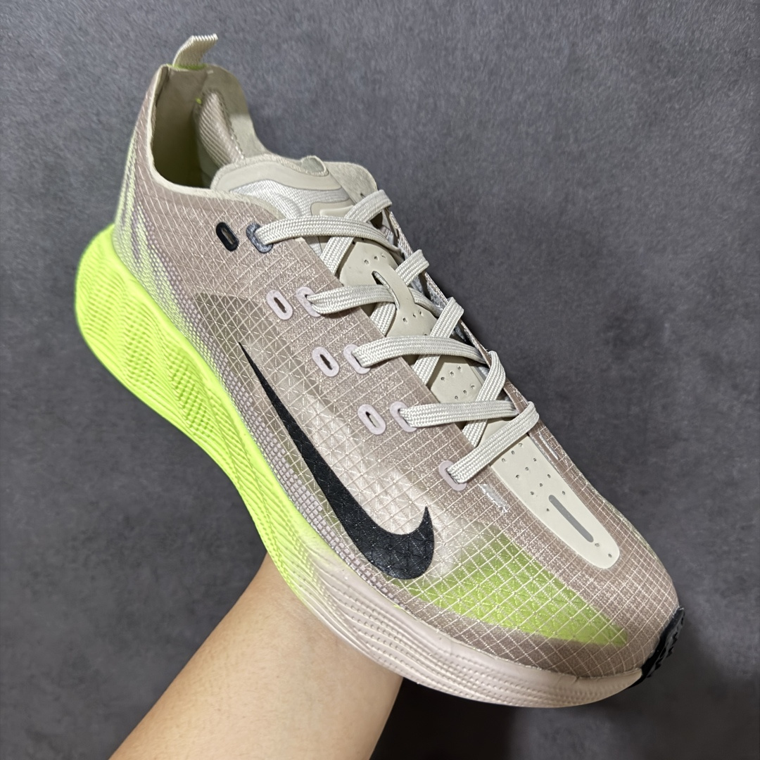 图片[3]-【公司级】Nike Ava X 耐克 低帮 棕黑黄 百搭舒适耐磨低邦跑步鞋 Nike Ava X呈现出比Ava Rover正代更为简化的版本，最明显的是鞋面的重新设计，摒弃了包含三角形柔软鞋跟的两片式结构，该结构原本与包裹鞋头的薄型合成材料衔接。取而代之的是，那块无缝区域完全包裹住脚部，仅在鞋舌从鞋面上自由活动时形成断开。ReactX泡棉平台已被Cushlonh 3.0取代。最后，矩形抓地纹路图案依旧存在，但其全掌覆盖设计改为两块垫片，赋予了别具一格的魅力，巧妙融合了当下热门的Gorpcoreb风格，却又不满足于常规，将其提升到了高级时尚的全新高度。 货号：HM9697-700 尺码：40-45无半码-选品中心