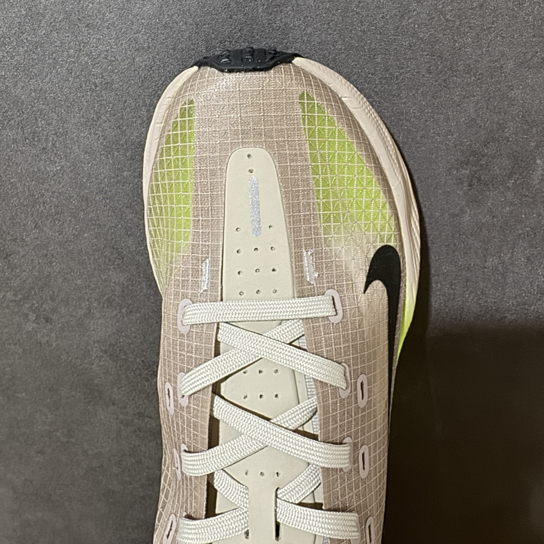图片[5]-【公司级】Nike Ava X 耐克 低帮 棕黑黄 百搭舒适耐磨低邦跑步鞋 Nike Ava X呈现出比Ava Rover正代更为简化的版本，最明显的是鞋面的重新设计，摒弃了包含三角形柔软鞋跟的两片式结构，该结构原本与包裹鞋头的薄型合成材料衔接。取而代之的是，那块无缝区域完全包裹住脚部，仅在鞋舌从鞋面上自由活动时形成断开。ReactX泡棉平台已被Cushlonh 3.0取代。最后，矩形抓地纹路图案依旧存在，但其全掌覆盖设计改为两块垫片，赋予了别具一格的魅力，巧妙融合了当下热门的Gorpcoreb风格，却又不满足于常规，将其提升到了高级时尚的全新高度。 货号：HM9697-700 尺码：40-45无半码-选品中心