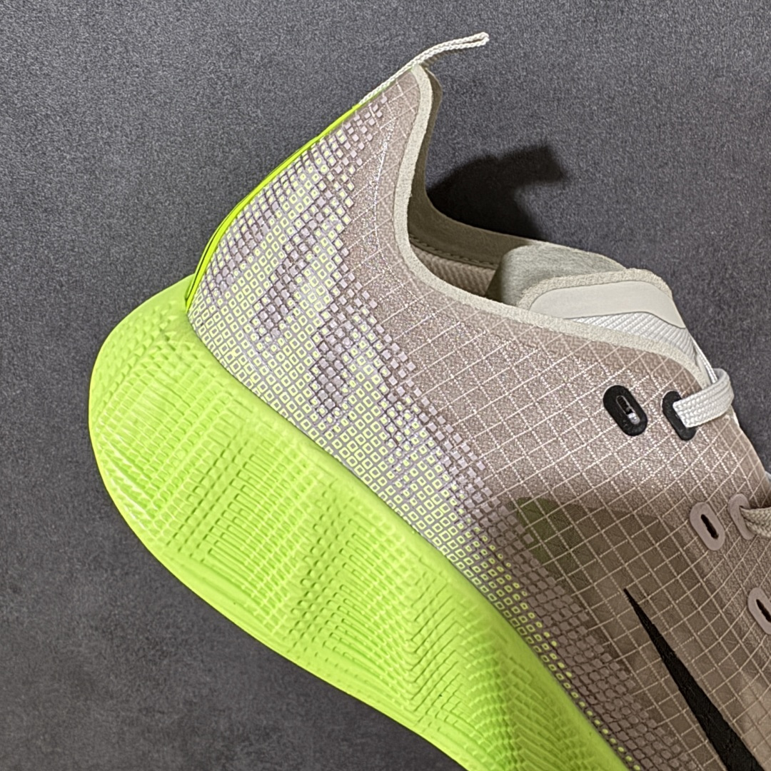 图片[7]-【公司级】Nike Ava X 耐克 低帮 棕黑黄 百搭舒适耐磨低邦跑步鞋 Nike Ava X呈现出比Ava Rover正代更为简化的版本，最明显的是鞋面的重新设计，摒弃了包含三角形柔软鞋跟的两片式结构，该结构原本与包裹鞋头的薄型合成材料衔接。取而代之的是，那块无缝区域完全包裹住脚部，仅在鞋舌从鞋面上自由活动时形成断开。ReactX泡棉平台已被Cushlonh 3.0取代。最后，矩形抓地纹路图案依旧存在，但其全掌覆盖设计改为两块垫片，赋予了别具一格的魅力，巧妙融合了当下热门的Gorpcoreb风格，却又不满足于常规，将其提升到了高级时尚的全新高度。 货号：HM9697-700 尺码：40-45无半码-选品中心