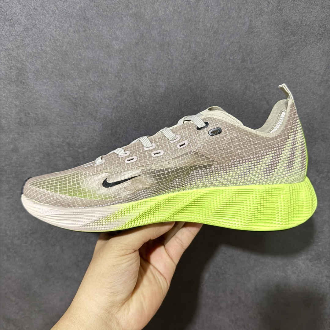 图片[2]-【公司级】Nike Ava X 耐克 低帮 棕黑黄 百搭舒适耐磨低邦跑步鞋 Nike Ava X呈现出比Ava Rover正代更为简化的版本，最明显的是鞋面的重新设计，摒弃了包含三角形柔软鞋跟的两片式结构，该结构原本与包裹鞋头的薄型合成材料衔接。取而代之的是，那块无缝区域完全包裹住脚部，仅在鞋舌从鞋面上自由活动时形成断开。ReactX泡棉平台已被Cushlonh 3.0取代。最后，矩形抓地纹路图案依旧存在，但其全掌覆盖设计改为两块垫片，赋予了别具一格的魅力，巧妙融合了当下热门的Gorpcoreb风格，却又不满足于常规，将其提升到了高级时尚的全新高度。 货号：HM9697-700 尺码：40-45无半码-选品中心
