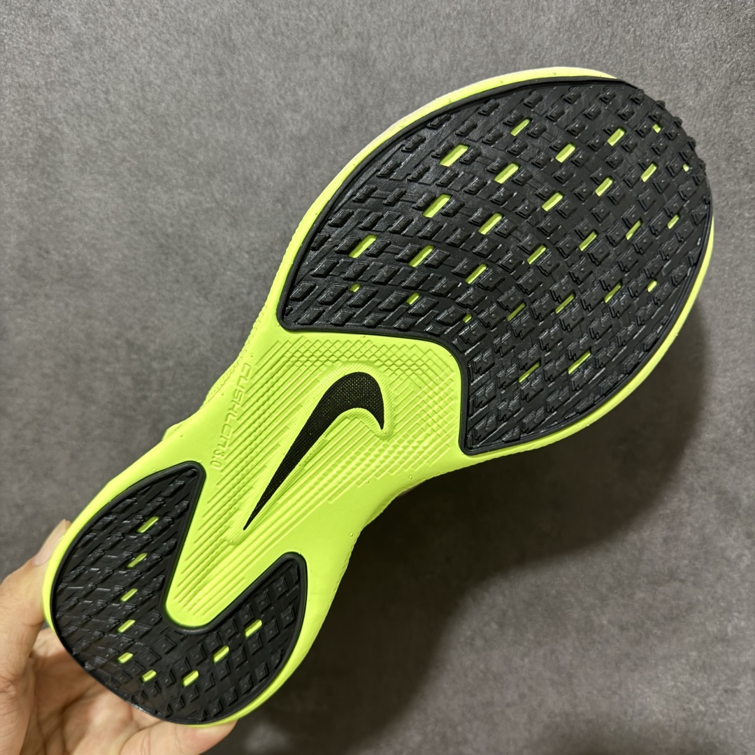 图片[9]-【公司级】Nike Ava X 耐克 低帮 棕黑黄 百搭舒适耐磨低邦跑步鞋 Nike Ava X呈现出比Ava Rover正代更为简化的版本，最明显的是鞋面的重新设计，摒弃了包含三角形柔软鞋跟的两片式结构，该结构原本与包裹鞋头的薄型合成材料衔接。取而代之的是，那块无缝区域完全包裹住脚部，仅在鞋舌从鞋面上自由活动时形成断开。ReactX泡棉平台已被Cushlonh 3.0取代。最后，矩形抓地纹路图案依旧存在，但其全掌覆盖设计改为两块垫片，赋予了别具一格的魅力，巧妙融合了当下热门的Gorpcoreb风格，却又不满足于常规，将其提升到了高级时尚的全新高度。 货号：HM9697-700 尺码：40-45无半码-选品中心
