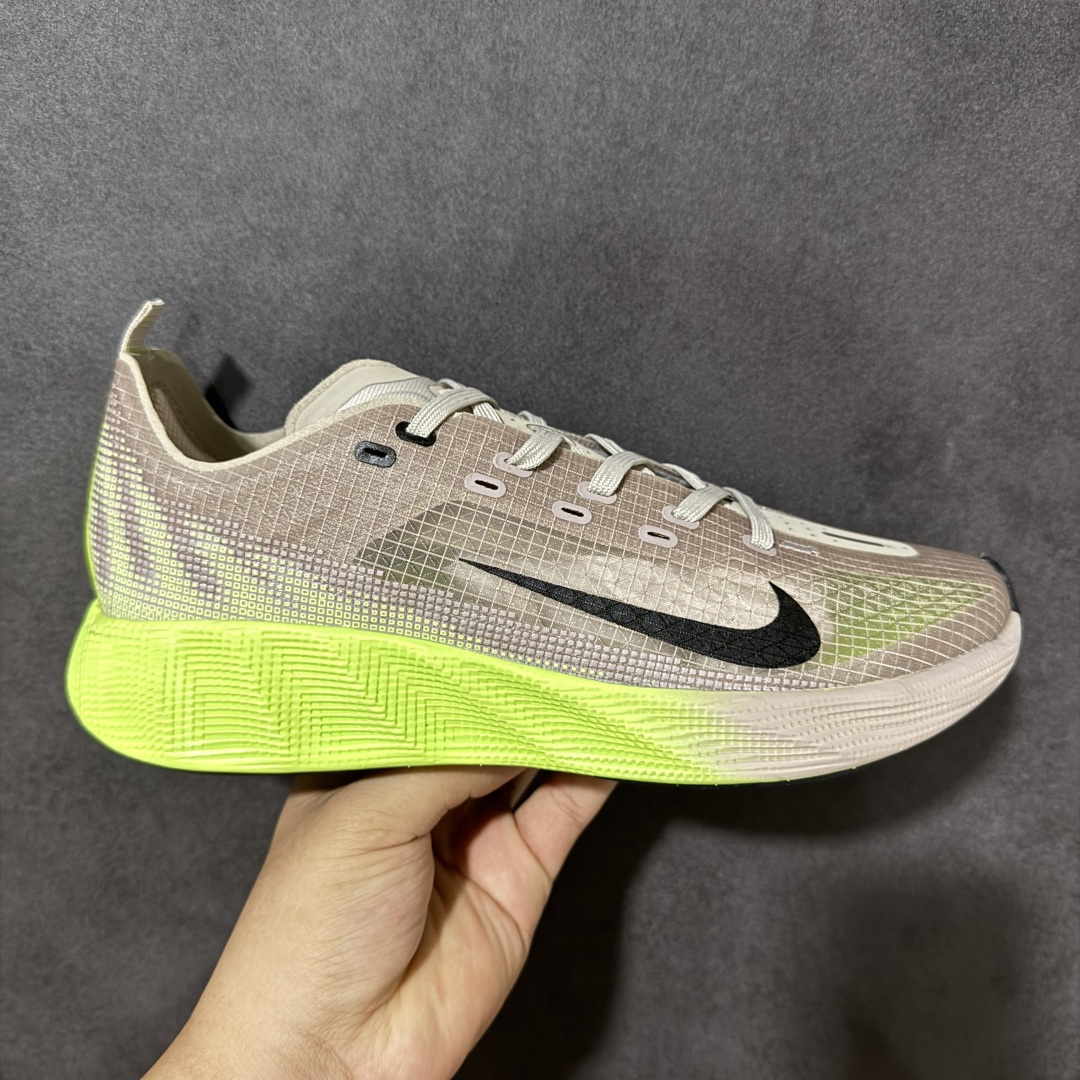 【公司级】Nike Ava X 耐克 低帮 棕黑黄 百搭舒适耐磨低邦跑步鞋 Nike Ava X呈现出比Ava Rover正代更为简化的版本,最明显的是鞋面的重新设计,摒弃了包含三角形柔软鞋跟的两片式结构,该结构原本与包裹鞋头的薄型合成材料衔接。取而代之的是,那块无缝区域完全包裹住脚部,仅在鞋舌从鞋面上自由活动时形成断开。ReactX泡棉平台已被Cushlonh 3.0取代。最后,矩形抓地纹路图案依旧存在,但其全掌覆盖设计改为两块垫片,赋予了别具一格的魅力,巧妙融合了当下热门的Gorpcoreb风格,却又不满足于常规,将其提升到了高级时尚的全新高度。 货号:HM9697-700 尺码:40-45无半码-选品中心