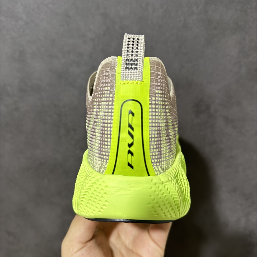 图片[4]-【公司级】Nike Ava X 耐克 低帮 棕黑黄 百搭舒适耐磨低邦跑步鞋 Nike Ava X呈现出比Ava Rover正代更为简化的版本，最明显的是鞋面的重新设计，摒弃了包含三角形柔软鞋跟的两片式结构，该结构原本与包裹鞋头的薄型合成材料衔接。取而代之的是，那块无缝区域完全包裹住脚部，仅在鞋舌从鞋面上自由活动时形成断开。ReactX泡棉平台已被Cushlonh 3.0取代。最后，矩形抓地纹路图案依旧存在，但其全掌覆盖设计改为两块垫片，赋予了别具一格的魅力，巧妙融合了当下热门的Gorpcoreb风格，却又不满足于常规，将其提升到了高级时尚的全新高度。 货号：HM9697-700 尺码：40-45无半码-选品中心