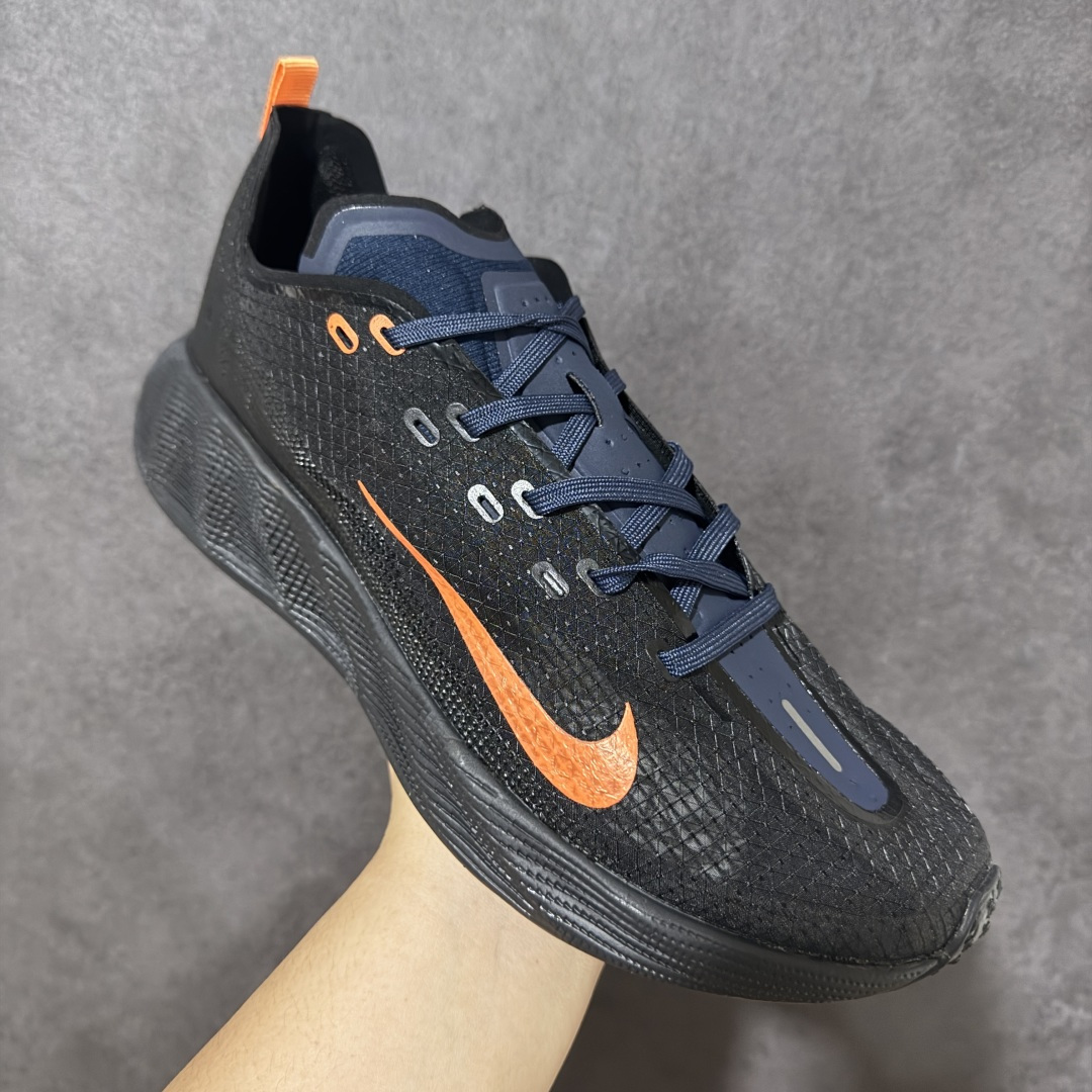 图片[3]-【公司级】Nike Ava X 耐克 低帮 棕黑黄 百搭舒适耐磨低邦跑步鞋 Nike Ava X呈现出比Ava Rover正代更为简化的版本，最明显的是鞋面的重新设计，摒弃了包含三角形柔软鞋跟的两片式结构，该结构原本与包裹鞋头的薄型合成材料衔接。取而代之的是，那块无缝区域完全包裹住脚部，仅在鞋舌从鞋面上自由活动时形成断开。ReactX泡棉平台已被Cushlonh 3.0取代。最后，矩形抓地纹路图案依旧存在，但其全掌覆盖设计改为两块垫片，赋予了别具一格的魅力，巧妙融合了当下热门的Gorpcoreb风格，却又不满足于常规，将其提升到了高级时尚的全新高度。 货号：HM9697-400 尺码：40-45无半码-选品中心