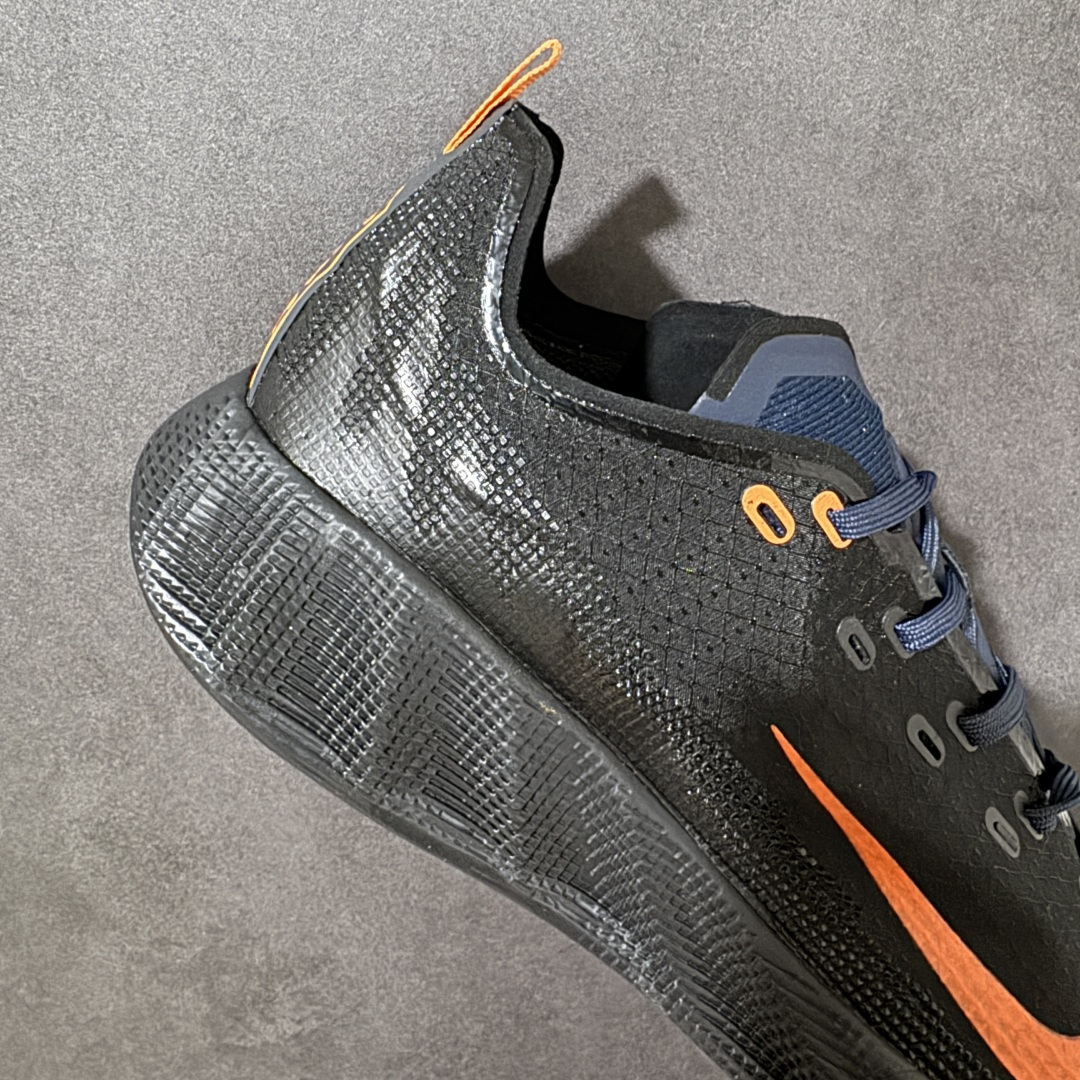 图片[7]-【公司级】Nike Ava X 耐克 低帮 棕黑黄 百搭舒适耐磨低邦跑步鞋 Nike Ava X呈现出比Ava Rover正代更为简化的版本，最明显的是鞋面的重新设计，摒弃了包含三角形柔软鞋跟的两片式结构，该结构原本与包裹鞋头的薄型合成材料衔接。取而代之的是，那块无缝区域完全包裹住脚部，仅在鞋舌从鞋面上自由活动时形成断开。ReactX泡棉平台已被Cushlonh 3.0取代。最后，矩形抓地纹路图案依旧存在，但其全掌覆盖设计改为两块垫片，赋予了别具一格的魅力，巧妙融合了当下热门的Gorpcoreb风格，却又不满足于常规，将其提升到了高级时尚的全新高度。 货号：HM9697-400 尺码：40-45无半码-选品中心