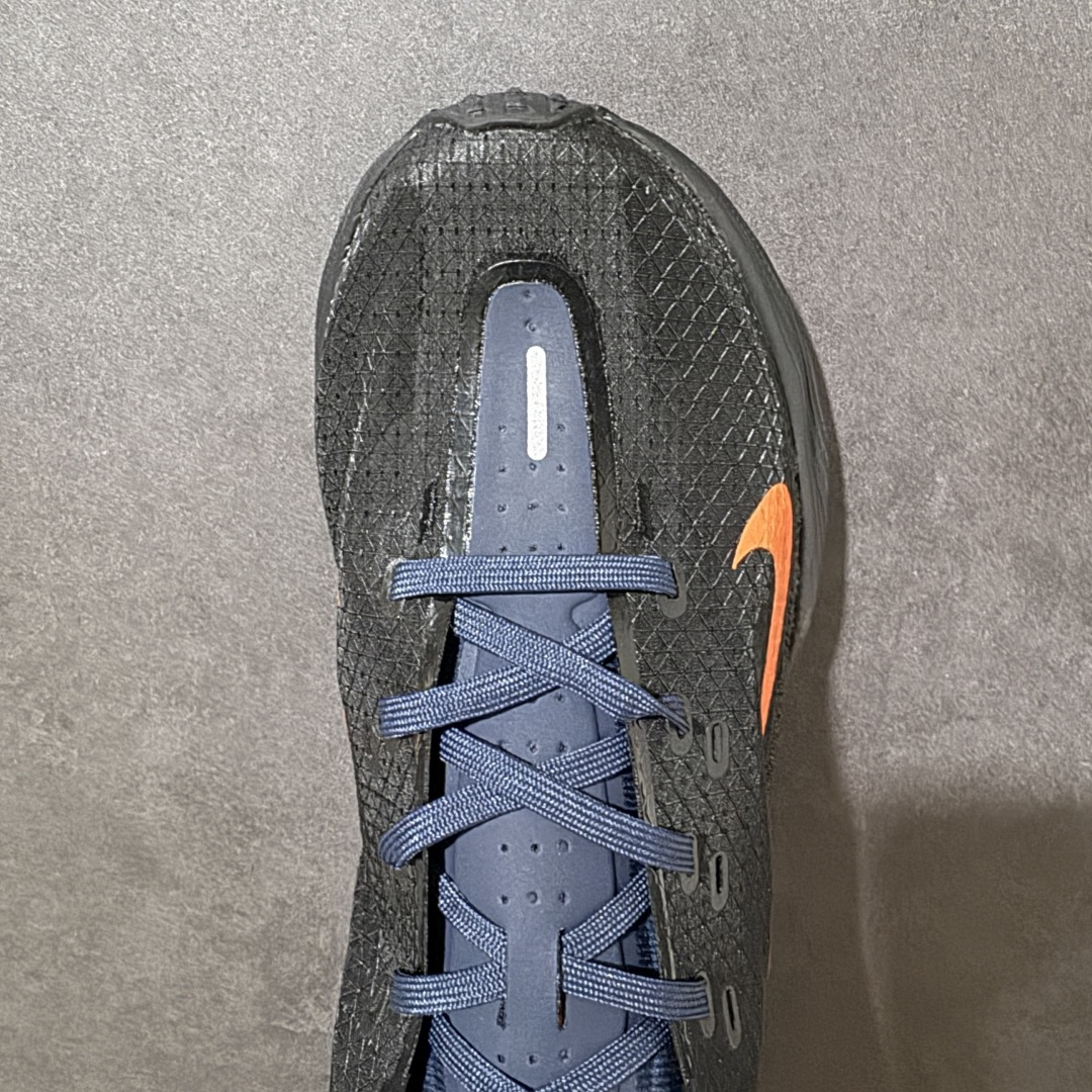图片[5]-【公司级】Nike Ava X 耐克 低帮 棕黑黄 百搭舒适耐磨低邦跑步鞋 Nike Ava X呈现出比Ava Rover正代更为简化的版本，最明显的是鞋面的重新设计，摒弃了包含三角形柔软鞋跟的两片式结构，该结构原本与包裹鞋头的薄型合成材料衔接。取而代之的是，那块无缝区域完全包裹住脚部，仅在鞋舌从鞋面上自由活动时形成断开。ReactX泡棉平台已被Cushlonh 3.0取代。最后，矩形抓地纹路图案依旧存在，但其全掌覆盖设计改为两块垫片，赋予了别具一格的魅力，巧妙融合了当下热门的Gorpcoreb风格，却又不满足于常规，将其提升到了高级时尚的全新高度。 货号：HM9697-400 尺码：40-45无半码-选品中心