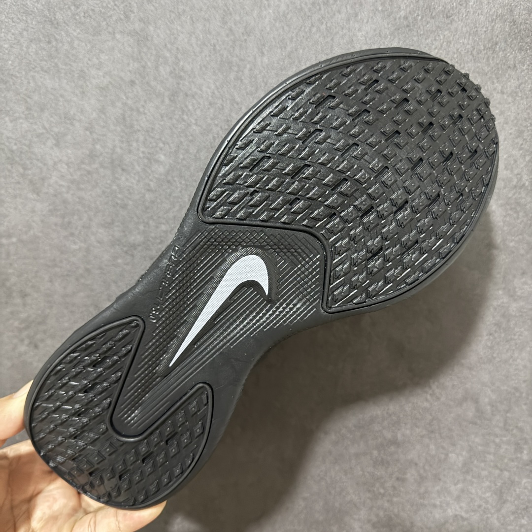 图片[9]-【公司级】Nike Ava X 耐克 低帮 棕黑黄 百搭舒适耐磨低邦跑步鞋 Nike Ava X呈现出比Ava Rover正代更为简化的版本，最明显的是鞋面的重新设计，摒弃了包含三角形柔软鞋跟的两片式结构，该结构原本与包裹鞋头的薄型合成材料衔接。取而代之的是，那块无缝区域完全包裹住脚部，仅在鞋舌从鞋面上自由活动时形成断开。ReactX泡棉平台已被Cushlonh 3.0取代。最后，矩形抓地纹路图案依旧存在，但其全掌覆盖设计改为两块垫片，赋予了别具一格的魅力，巧妙融合了当下热门的Gorpcoreb风格，却又不满足于常规，将其提升到了高级时尚的全新高度。 货号：HM9697-400 尺码：40-45无半码-选品中心