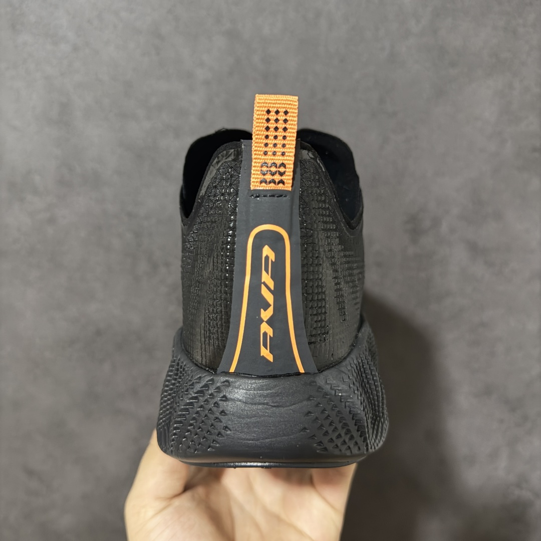 图片[4]-【公司级】Nike Ava X 耐克 低帮 棕黑黄 百搭舒适耐磨低邦跑步鞋 Nike Ava X呈现出比Ava Rover正代更为简化的版本，最明显的是鞋面的重新设计，摒弃了包含三角形柔软鞋跟的两片式结构，该结构原本与包裹鞋头的薄型合成材料衔接。取而代之的是，那块无缝区域完全包裹住脚部，仅在鞋舌从鞋面上自由活动时形成断开。ReactX泡棉平台已被Cushlonh 3.0取代。最后，矩形抓地纹路图案依旧存在，但其全掌覆盖设计改为两块垫片，赋予了别具一格的魅力，巧妙融合了当下热门的Gorpcoreb风格，却又不满足于常规，将其提升到了高级时尚的全新高度。 货号：HM9697-400 尺码：40-45无半码-选品中心
