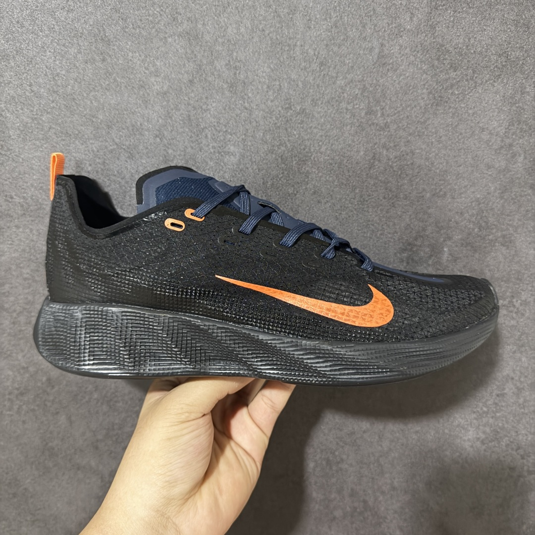 【公司级】Nike Ava X 耐克 低帮 棕黑黄 百搭舒适耐磨低邦跑步鞋 Nike Ava X呈现出比Ava Rover正代更为简化的版本,最明显的是鞋面的重新设计,摒弃了包含三角形柔软鞋跟的两片式结构,该结构原本与包裹鞋头的薄型合成材料衔接。取而代之的是,那块无缝区域完全包裹住脚部,仅在鞋舌从鞋面上自由活动时形成断开。ReactX泡棉平台已被Cushlonh 3.0取代。最后,矩形抓地纹路图案依旧存在,但其全掌覆盖设计改为两块垫片,赋予了别具一格的魅力,巧妙融合了当下热门的Gorpcoreb风格,却又不满足于常规,将其提升到了高级时尚的全新高度。 货号:HM9697-400 尺码:40-45无半码-选品中心