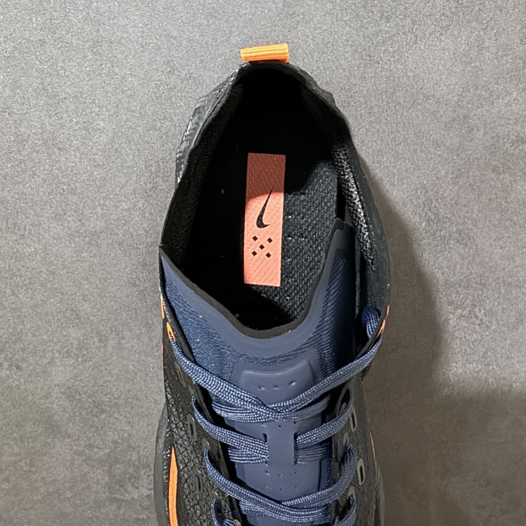 图片[6]-【公司级】Nike Ava X 耐克 低帮 棕黑黄 百搭舒适耐磨低邦跑步鞋 Nike Ava X呈现出比Ava Rover正代更为简化的版本，最明显的是鞋面的重新设计，摒弃了包含三角形柔软鞋跟的两片式结构，该结构原本与包裹鞋头的薄型合成材料衔接。取而代之的是，那块无缝区域完全包裹住脚部，仅在鞋舌从鞋面上自由活动时形成断开。ReactX泡棉平台已被Cushlonh 3.0取代。最后，矩形抓地纹路图案依旧存在，但其全掌覆盖设计改为两块垫片，赋予了别具一格的魅力，巧妙融合了当下热门的Gorpcoreb风格，却又不满足于常规，将其提升到了高级时尚的全新高度。 货号：HM9697-400 尺码：40-45无半码-选品中心
