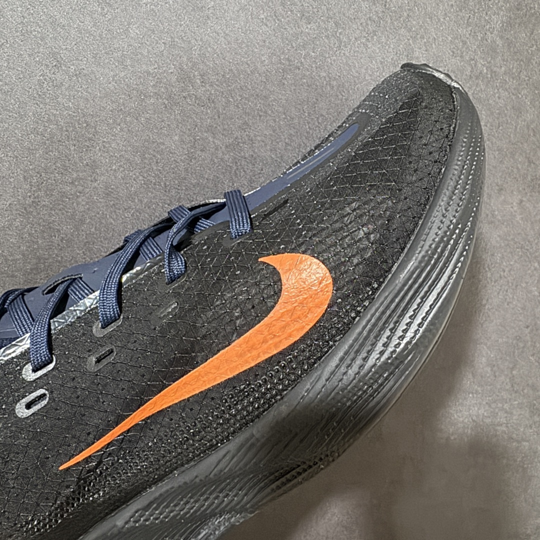 图片[8]-【公司级】Nike Ava X 耐克 低帮 棕黑黄 百搭舒适耐磨低邦跑步鞋 Nike Ava X呈现出比Ava Rover正代更为简化的版本，最明显的是鞋面的重新设计，摒弃了包含三角形柔软鞋跟的两片式结构，该结构原本与包裹鞋头的薄型合成材料衔接。取而代之的是，那块无缝区域完全包裹住脚部，仅在鞋舌从鞋面上自由活动时形成断开。ReactX泡棉平台已被Cushlonh 3.0取代。最后，矩形抓地纹路图案依旧存在，但其全掌覆盖设计改为两块垫片，赋予了别具一格的魅力，巧妙融合了当下热门的Gorpcoreb风格，却又不满足于常规，将其提升到了高级时尚的全新高度。 货号：HM9697-400 尺码：40-45无半码-选品中心