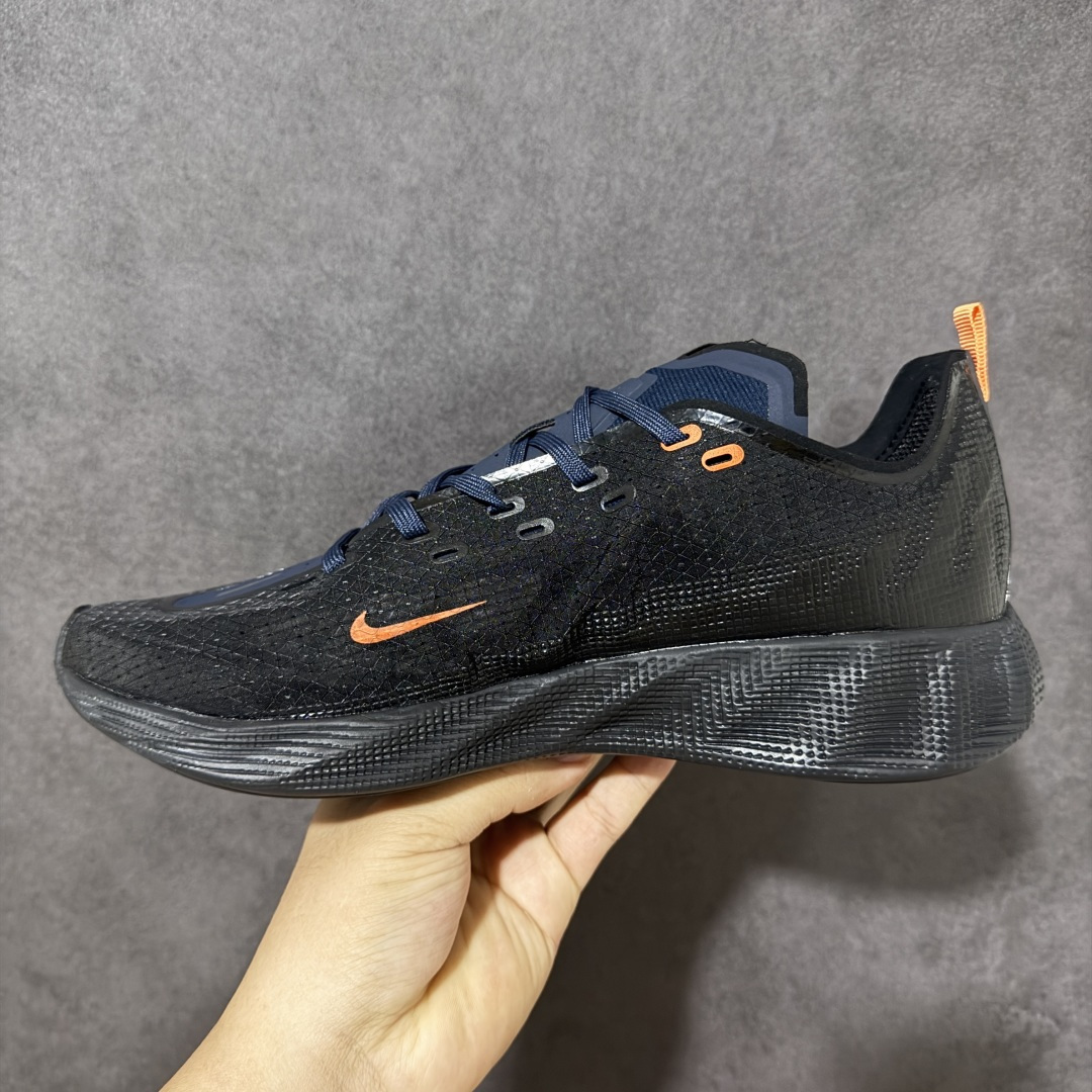 图片[2]-【公司级】Nike Ava X 耐克 低帮 棕黑黄 百搭舒适耐磨低邦跑步鞋 Nike Ava X呈现出比Ava Rover正代更为简化的版本，最明显的是鞋面的重新设计，摒弃了包含三角形柔软鞋跟的两片式结构，该结构原本与包裹鞋头的薄型合成材料衔接。取而代之的是，那块无缝区域完全包裹住脚部，仅在鞋舌从鞋面上自由活动时形成断开。ReactX泡棉平台已被Cushlonh 3.0取代。最后，矩形抓地纹路图案依旧存在，但其全掌覆盖设计改为两块垫片，赋予了别具一格的魅力，巧妙融合了当下热门的Gorpcoreb风格，却又不满足于常规，将其提升到了高级时尚的全新高度。 货号：HM9697-400 尺码：40-45无半码-选品中心