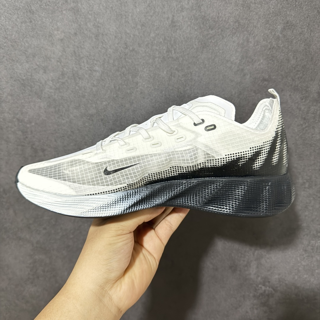 图片[2]-【公司级】Nike Ava X 耐克 低帮 棕黑黄 百搭舒适耐磨低邦跑步鞋 Nike Ava X呈现出比Ava Rover正代更为简化的版本，最明显的是鞋面的重新设计，摒弃了包含三角形柔软鞋跟的两片式结构，该结构原本与包裹鞋头的薄型合成材料衔接。取而代之的是，那块无缝区域完全包裹住脚部，仅在鞋舌从鞋面上自由活动时形成断开。ReactX泡棉平台已被Cushlonh 3.0取代。最后，矩形抓地纹路图案依旧存在，但其全掌覆盖设计改为两块垫片，赋予了别具一格的魅力，巧妙融合了当下热门的Gorpcoreb风格，却又不满足于常规，将其提升到了高级时尚的全新高度。 货号：HM9697-100 尺码：40-45无半码-选品中心