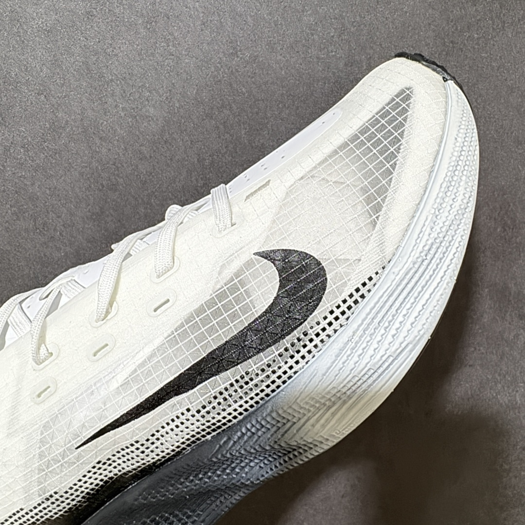 图片[8]-【公司级】Nike Ava X 耐克 低帮 棕黑黄 百搭舒适耐磨低邦跑步鞋 Nike Ava X呈现出比Ava Rover正代更为简化的版本，最明显的是鞋面的重新设计，摒弃了包含三角形柔软鞋跟的两片式结构，该结构原本与包裹鞋头的薄型合成材料衔接。取而代之的是，那块无缝区域完全包裹住脚部，仅在鞋舌从鞋面上自由活动时形成断开。ReactX泡棉平台已被Cushlonh 3.0取代。最后，矩形抓地纹路图案依旧存在，但其全掌覆盖设计改为两块垫片，赋予了别具一格的魅力，巧妙融合了当下热门的Gorpcoreb风格，却又不满足于常规，将其提升到了高级时尚的全新高度。 货号：HM9697-100 尺码：40-45无半码-选品中心