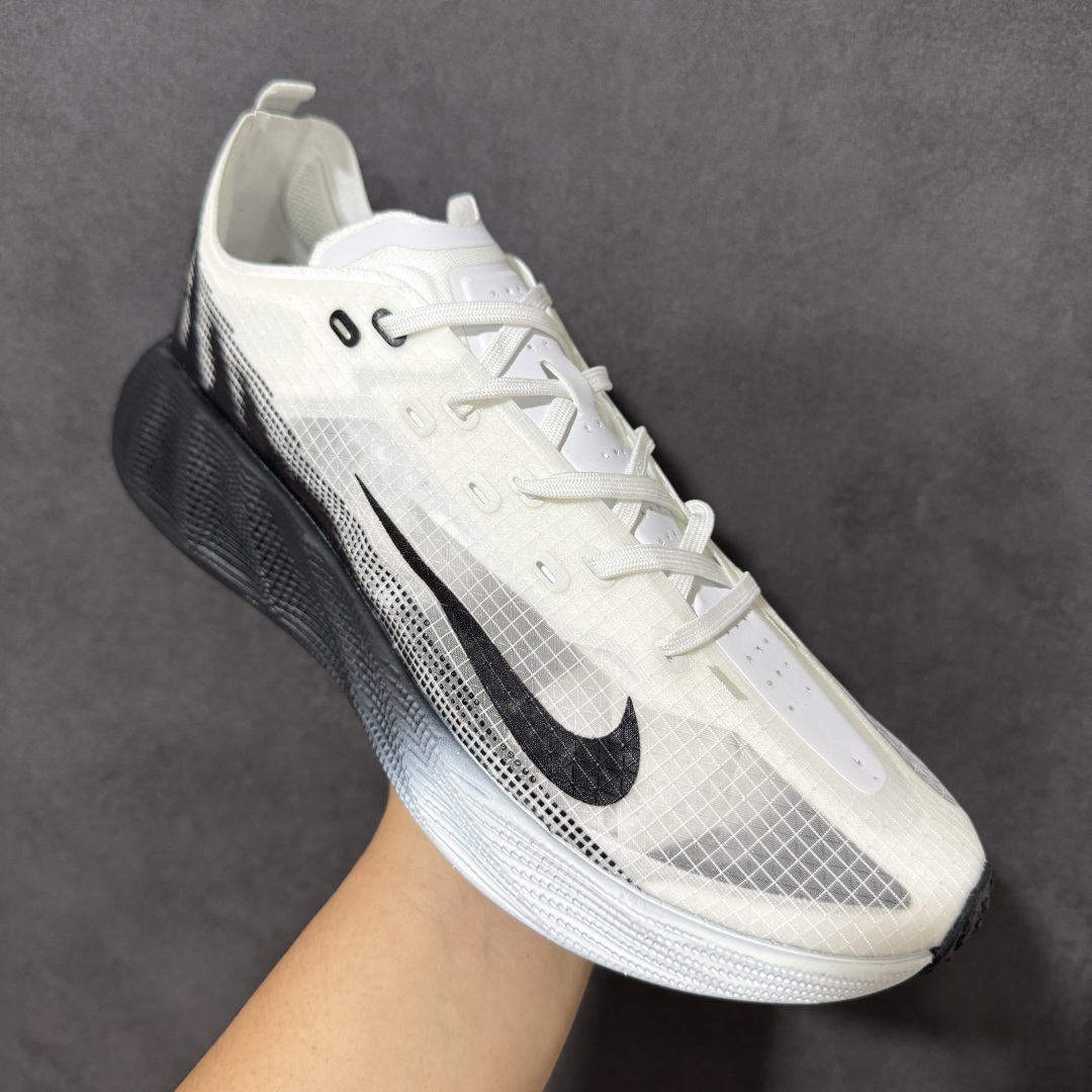 图片[3]-【公司级】Nike Ava X 耐克 低帮 棕黑黄 百搭舒适耐磨低邦跑步鞋 Nike Ava X呈现出比Ava Rover正代更为简化的版本，最明显的是鞋面的重新设计，摒弃了包含三角形柔软鞋跟的两片式结构，该结构原本与包裹鞋头的薄型合成材料衔接。取而代之的是，那块无缝区域完全包裹住脚部，仅在鞋舌从鞋面上自由活动时形成断开。ReactX泡棉平台已被Cushlonh 3.0取代。最后，矩形抓地纹路图案依旧存在，但其全掌覆盖设计改为两块垫片，赋予了别具一格的魅力，巧妙融合了当下热门的Gorpcoreb风格，却又不满足于常规，将其提升到了高级时尚的全新高度。 货号：HM9697-100 尺码：40-45无半码-选品中心