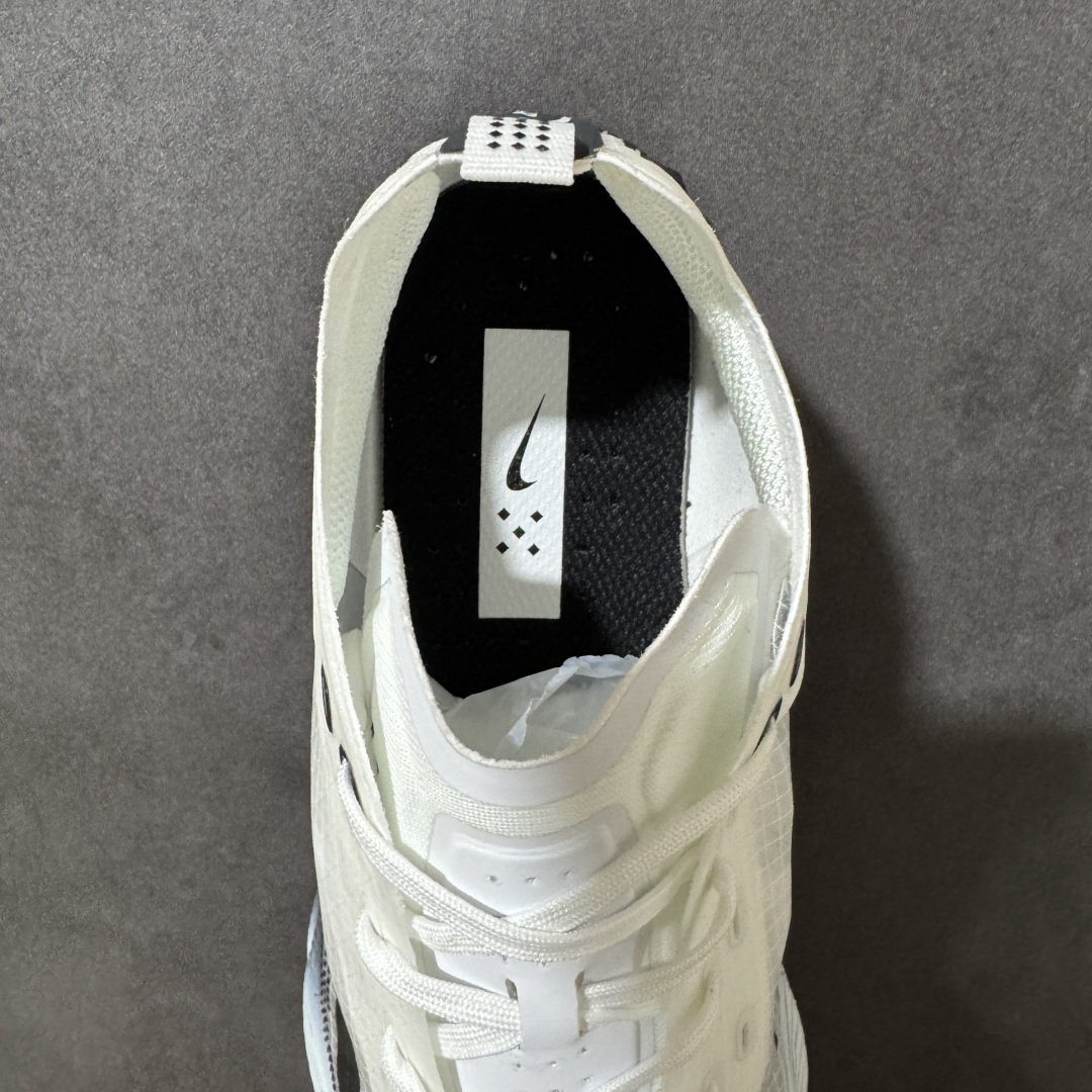 图片[6]-【公司级】Nike Ava X 耐克 低帮 棕黑黄 百搭舒适耐磨低邦跑步鞋 Nike Ava X呈现出比Ava Rover正代更为简化的版本，最明显的是鞋面的重新设计，摒弃了包含三角形柔软鞋跟的两片式结构，该结构原本与包裹鞋头的薄型合成材料衔接。取而代之的是，那块无缝区域完全包裹住脚部，仅在鞋舌从鞋面上自由活动时形成断开。ReactX泡棉平台已被Cushlonh 3.0取代。最后，矩形抓地纹路图案依旧存在，但其全掌覆盖设计改为两块垫片，赋予了别具一格的魅力，巧妙融合了当下热门的Gorpcoreb风格，却又不满足于常规，将其提升到了高级时尚的全新高度。 货号：HM9697-100 尺码：40-45无半码-选品中心
