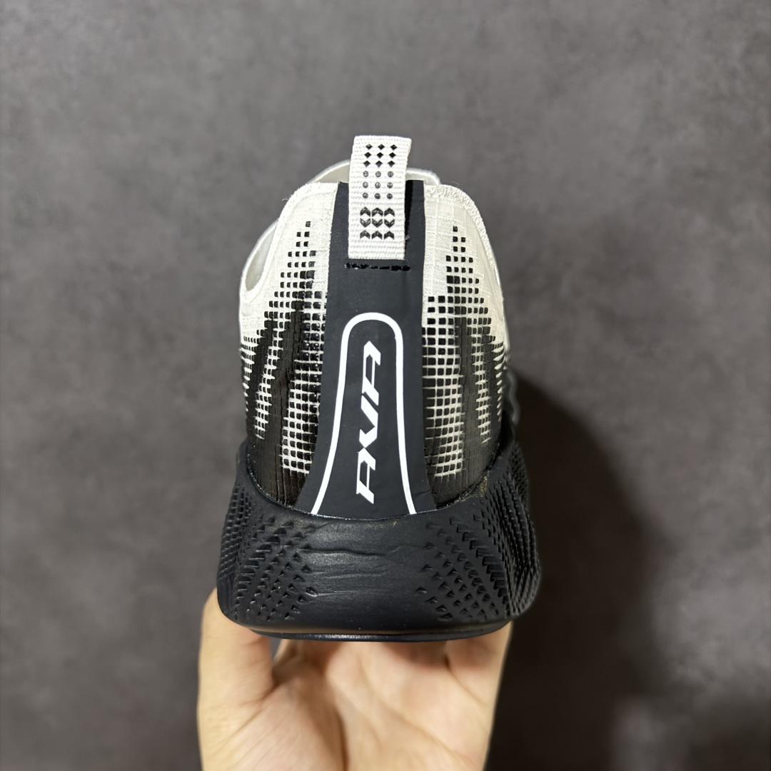 图片[4]-【公司级】Nike Ava X 耐克 低帮 棕黑黄 百搭舒适耐磨低邦跑步鞋 Nike Ava X呈现出比Ava Rover正代更为简化的版本，最明显的是鞋面的重新设计，摒弃了包含三角形柔软鞋跟的两片式结构，该结构原本与包裹鞋头的薄型合成材料衔接。取而代之的是，那块无缝区域完全包裹住脚部，仅在鞋舌从鞋面上自由活动时形成断开。ReactX泡棉平台已被Cushlonh 3.0取代。最后，矩形抓地纹路图案依旧存在，但其全掌覆盖设计改为两块垫片，赋予了别具一格的魅力，巧妙融合了当下热门的Gorpcoreb风格，却又不满足于常规，将其提升到了高级时尚的全新高度。 货号：HM9697-100 尺码：40-45无半码-选品中心