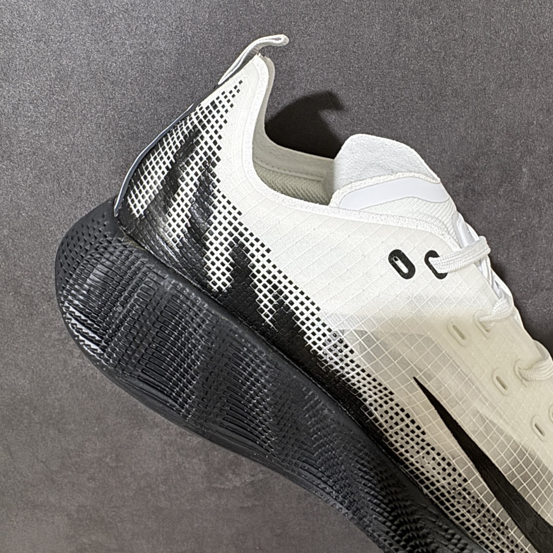 图片[7]-【公司级】Nike Ava X 耐克 低帮 棕黑黄 百搭舒适耐磨低邦跑步鞋 Nike Ava X呈现出比Ava Rover正代更为简化的版本，最明显的是鞋面的重新设计，摒弃了包含三角形柔软鞋跟的两片式结构，该结构原本与包裹鞋头的薄型合成材料衔接。取而代之的是，那块无缝区域完全包裹住脚部，仅在鞋舌从鞋面上自由活动时形成断开。ReactX泡棉平台已被Cushlonh 3.0取代。最后，矩形抓地纹路图案依旧存在，但其全掌覆盖设计改为两块垫片，赋予了别具一格的魅力，巧妙融合了当下热门的Gorpcoreb风格，却又不满足于常规，将其提升到了高级时尚的全新高度。 货号：HM9697-100 尺码：40-45无半码-选品中心