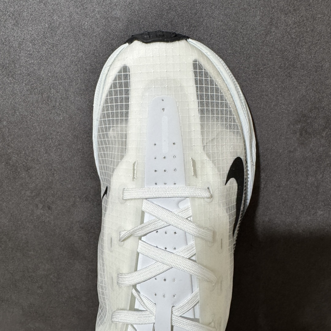 图片[5]-【公司级】Nike Ava X 耐克 低帮 棕黑黄 百搭舒适耐磨低邦跑步鞋 Nike Ava X呈现出比Ava Rover正代更为简化的版本，最明显的是鞋面的重新设计，摒弃了包含三角形柔软鞋跟的两片式结构，该结构原本与包裹鞋头的薄型合成材料衔接。取而代之的是，那块无缝区域完全包裹住脚部，仅在鞋舌从鞋面上自由活动时形成断开。ReactX泡棉平台已被Cushlonh 3.0取代。最后，矩形抓地纹路图案依旧存在，但其全掌覆盖设计改为两块垫片，赋予了别具一格的魅力，巧妙融合了当下热门的Gorpcoreb风格，却又不满足于常规，将其提升到了高级时尚的全新高度。 货号：HM9697-100 尺码：40-45无半码-选品中心
