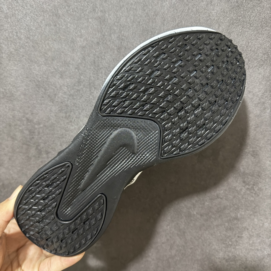 图片[9]-【公司级】Nike Ava X 耐克 低帮 棕黑黄 百搭舒适耐磨低邦跑步鞋 Nike Ava X呈现出比Ava Rover正代更为简化的版本，最明显的是鞋面的重新设计，摒弃了包含三角形柔软鞋跟的两片式结构，该结构原本与包裹鞋头的薄型合成材料衔接。取而代之的是，那块无缝区域完全包裹住脚部，仅在鞋舌从鞋面上自由活动时形成断开。ReactX泡棉平台已被Cushlonh 3.0取代。最后，矩形抓地纹路图案依旧存在，但其全掌覆盖设计改为两块垫片，赋予了别具一格的魅力，巧妙融合了当下热门的Gorpcoreb风格，却又不满足于常规，将其提升到了高级时尚的全新高度。 货号：HM9697-100 尺码：40-45无半码-选品中心