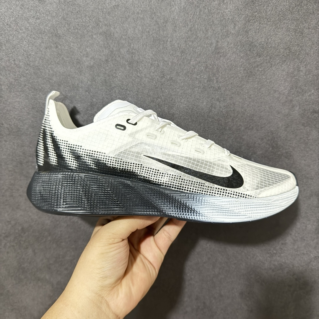 【公司级】Nike Ava X 耐克 低帮 棕黑黄 百搭舒适耐磨低邦跑步鞋 Nike Ava X呈现出比Ava Rover正代更为简化的版本,最明显的是鞋面的重新设计,摒弃了包含三角形柔软鞋跟的两片式结构,该结构原本与包裹鞋头的薄型合成材料衔接。取而代之的是,那块无缝区域完全包裹住脚部,仅在鞋舌从鞋面上自由活动时形成断开。ReactX泡棉平台已被Cushlonh 3.0取代。最后,矩形抓地纹路图案依旧存在,但其全掌覆盖设计改为两块垫片,赋予了别具一格的魅力,巧妙融合了当下热门的Gorpcoreb风格,却又不满足于常规,将其提升到了高级时尚的全新高度。 货号:HM9697-100 尺码:40-45无半码-选品中心