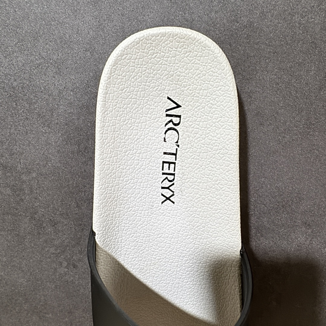 图片[5]-【公司级】Arcteryx Slipper PRO M 始祖鸟一字拖鞋 泼墨街头潮牌沙滩拖鞋 中底设计提供更佳支撑和舒适感受 一片式鞋面搭配加厚衬里 贴合脚面 给予舒适脚感 进口天然橡胶大底 超舒适顶级脚感 纳米纹防滑内底 防滑吸盘鞋底 踩浓浓屎感 秒杀市面一切版本 货号： 0772183363 尺码：36 37 38 39 40 41 42 43 44 45 编码： FJA170180-选品中心