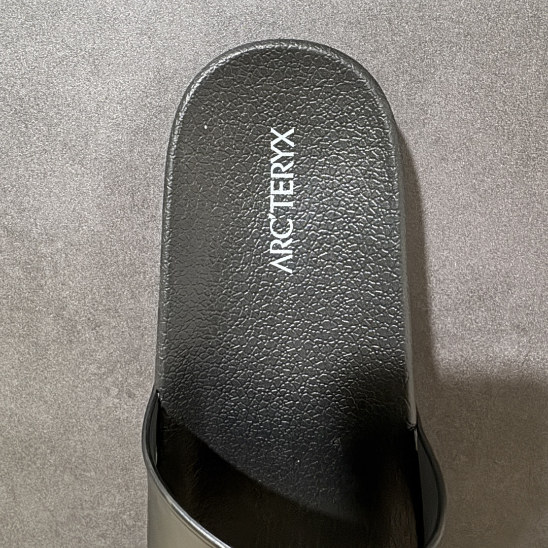 图片[6]-【公司级】Arcteryx Slipper PRO M 始祖鸟一字拖鞋 泼墨街头潮牌沙滩拖鞋 中底设计提供更佳支撑和舒适感受 一片式鞋面搭配加厚衬里 贴合脚面 给予舒适脚感 进口天然橡胶大底 超舒适顶级脚感 纳米纹防滑内底 防滑吸盘鞋底 踩浓浓屎感 秒杀市面一切版本 货号： 0772183363 尺码：36 37 38 39 40 41 42 43 44 45 编码： FJA170180-选品中心