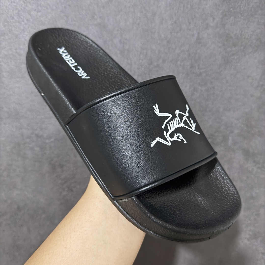 图片[3]-【公司级】Arcteryx Slipper PRO M 始祖鸟一字拖鞋 泼墨街头潮牌沙滩拖鞋 中底设计提供更佳支撑和舒适感受 一片式鞋面搭配加厚衬里 贴合脚面 给予舒适脚感 进口天然橡胶大底 超舒适顶级脚感 纳米纹防滑内底 防滑吸盘鞋底 踩浓浓屎感 秒杀市面一切版本 货号： 0772183363 尺码：36 37 38 39 40 41 42 43 44 45 编码： FJA170180-选品中心