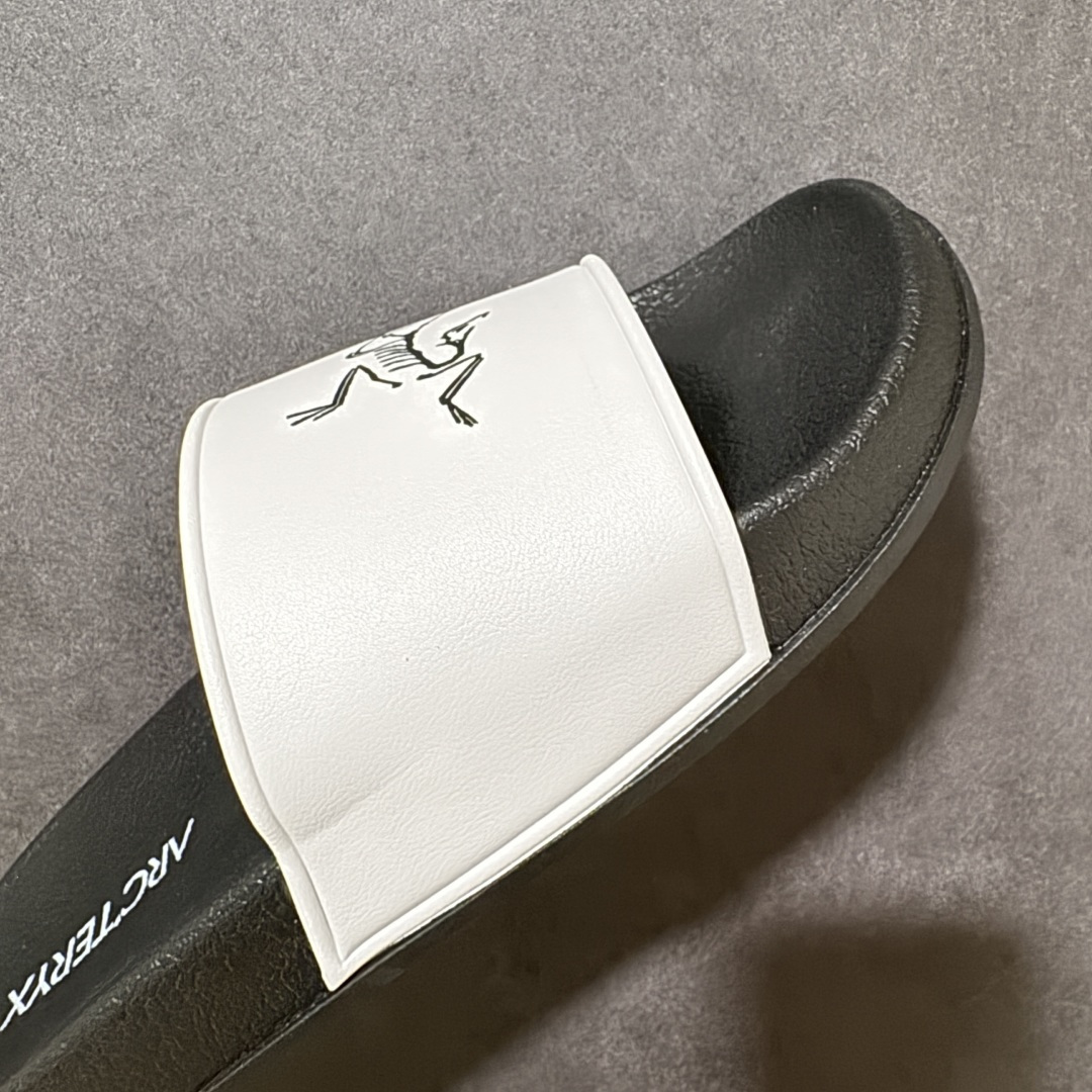 图片[8]-【公司级】Arcteryx Slipper PRO M 始祖鸟一字拖鞋 泼墨街头潮牌沙滩拖鞋 中底设计提供更佳支撑和舒适感受 一片式鞋面搭配加厚衬里 贴合脚面 给予舒适脚感 进口天然橡胶大底 超舒适顶级脚感 纳米纹防滑内底 防滑吸盘鞋底 踩浓浓屎感 秒杀市面一切版本 货号： 0772183363 尺码：36 37 38 39 40 41 42 43 44 45 编码： FJA170180-选品中心