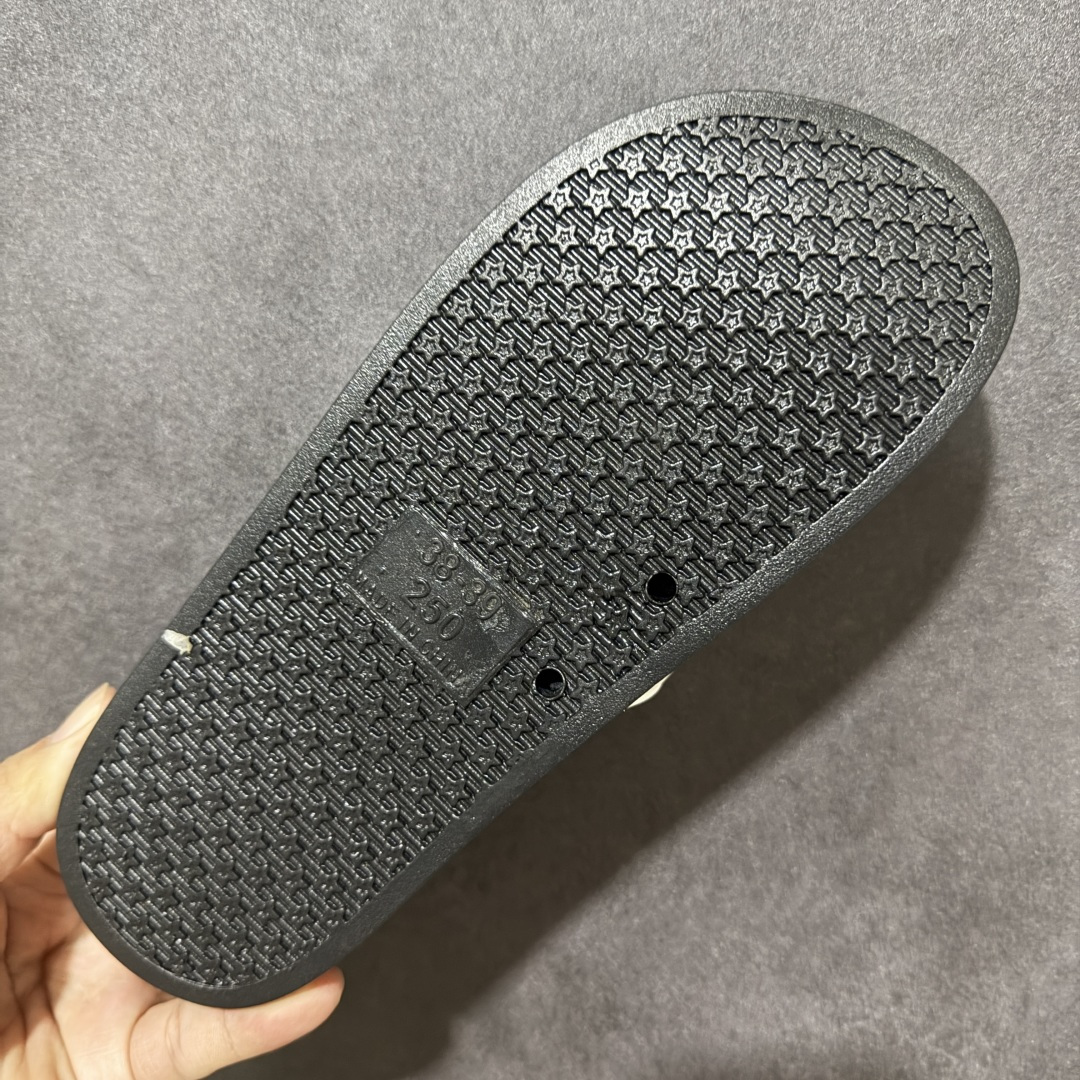 图片[9]-【公司级】Arcteryx Slipper PRO M 始祖鸟一字拖鞋 泼墨街头潮牌沙滩拖鞋 中底设计提供更佳支撑和舒适感受 一片式鞋面搭配加厚衬里 贴合脚面 给予舒适脚感 进口天然橡胶大底 超舒适顶级脚感 纳米纹防滑内底 防滑吸盘鞋底 踩浓浓屎感 秒杀市面一切版本 货号： 0772183363 尺码：36 37 38 39 40 41 42 43 44 45 编码： FJA170180-选品中心