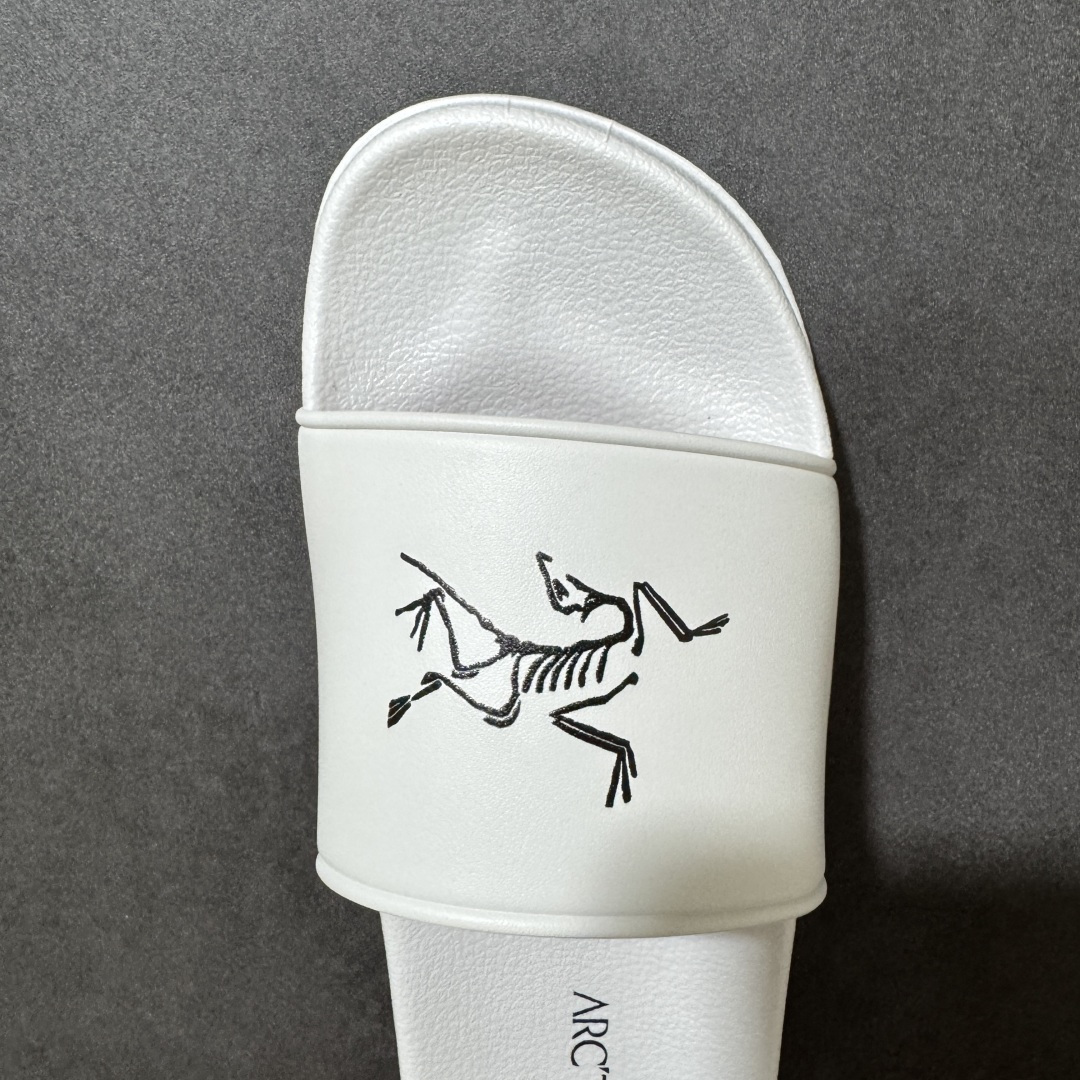 图片[5]-【公司级】Arcteryx Slipper PRO M 始祖鸟一字拖鞋 泼墨街头潮牌沙滩拖鞋 中底设计提供更佳支撑和舒适感受 一片式鞋面搭配加厚衬里 贴合脚面 给予舒适脚感 进口天然橡胶大底 超舒适顶级脚感 纳米纹防滑内底 防滑吸盘鞋底 踩浓浓屎感 秒杀市面一切版本 货号： 0772183363 尺码：36 37 38 39 40 41 42 43 44 45 编码： FJA170180-选品中心