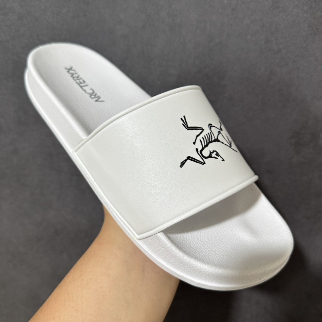 图片[3]-【公司级】Arcteryx Slipper PRO M 始祖鸟一字拖鞋 泼墨街头潮牌沙滩拖鞋 中底设计提供更佳支撑和舒适感受 一片式鞋面搭配加厚衬里 贴合脚面 给予舒适脚感 进口天然橡胶大底 超舒适顶级脚感 纳米纹防滑内底 防滑吸盘鞋底 踩浓浓屎感 秒杀市面一切版本 货号： 0772183363 尺码：36 37 38 39 40 41 42 43 44 45 编码： FJA170180-选品中心