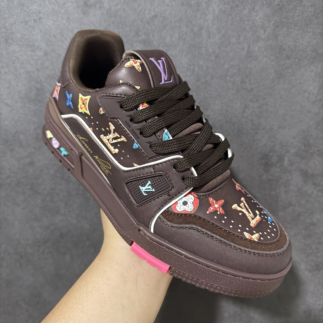 图片[3]-【性价比礼盒版】Louis Vuitton LV Trainer系列高奢运动鞋潮人必备单品 同步ZP官网空胶工艺 挂饰均镶嵌NFC芯片感应装置 正确胶片断点式设计 中底正确还原原版油印字母比例 1：1原楦格板、楦头、刀磨全新升级！ 独家订制顶级压纹麂皮 原版开模TPU大底 质感原版一致 垫脚聚米微料加透气英伦网布 细节完美呈现！ 尺码：35-47-选品中心