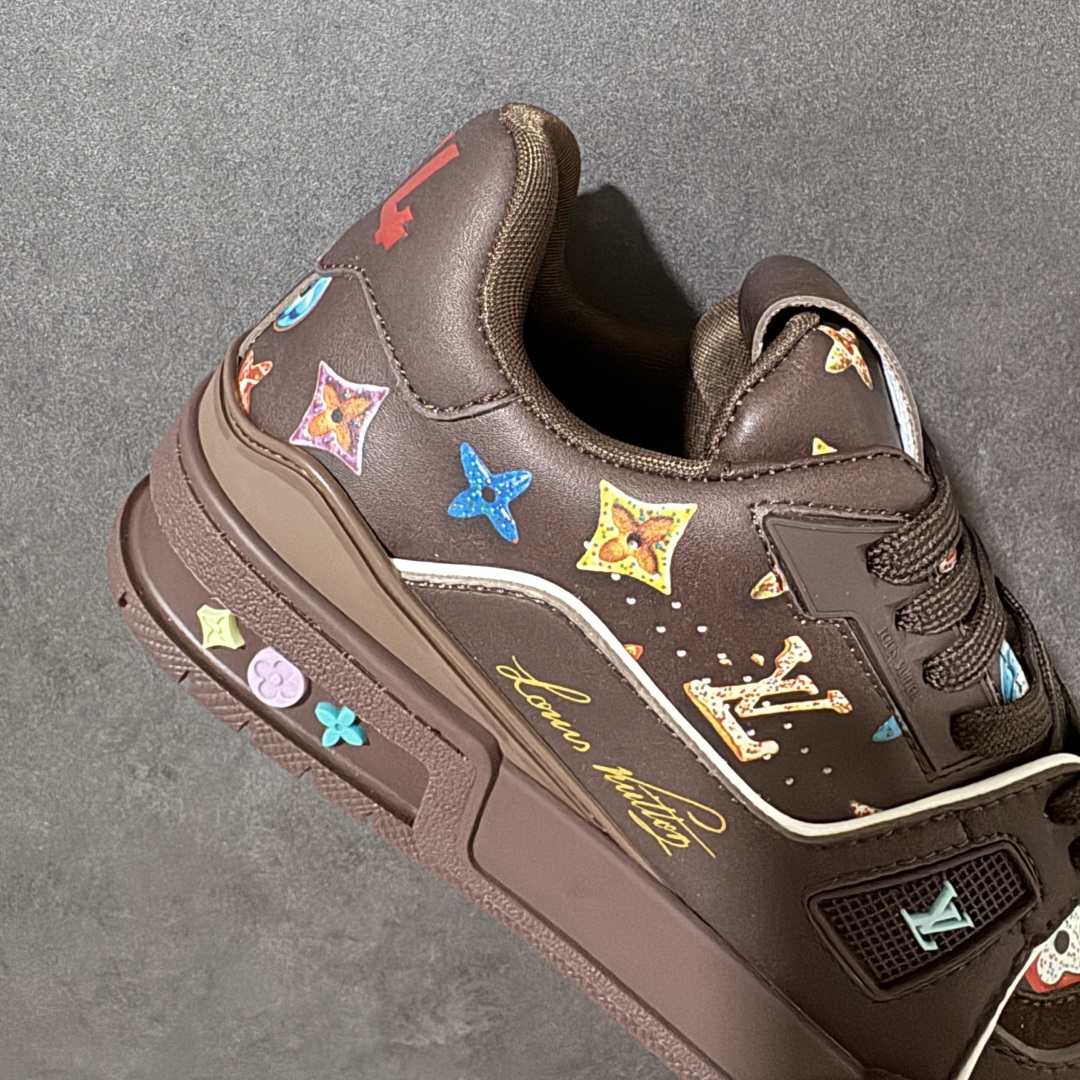 图片[7]-【性价比礼盒版】Louis Vuitton LV Trainer系列高奢运动鞋潮人必备单品 同步ZP官网空胶工艺 挂饰均镶嵌NFC芯片感应装置 正确胶片断点式设计 中底正确还原原版油印字母比例 1：1原楦格板、楦头、刀磨全新升级！ 独家订制顶级压纹麂皮 原版开模TPU大底 质感原版一致 垫脚聚米微料加透气英伦网布 细节完美呈现！ 尺码：35-47-选品中心