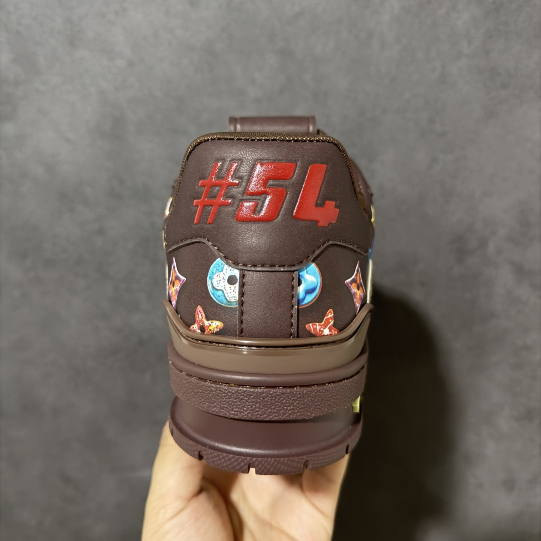 图片[4]-【性价比礼盒版】Louis Vuitton LV Trainer系列高奢运动鞋潮人必备单品 同步ZP官网空胶工艺 挂饰均镶嵌NFC芯片感应装置 正确胶片断点式设计 中底正确还原原版油印字母比例 1：1原楦格板、楦头、刀磨全新升级！ 独家订制顶级压纹麂皮 原版开模TPU大底 质感原版一致 垫脚聚米微料加透气英伦网布 细节完美呈现！ 尺码：35-47-选品中心