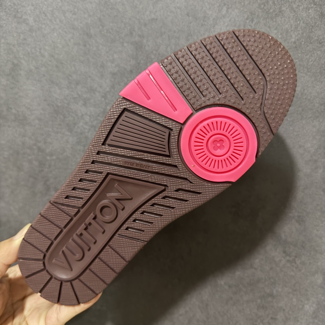 图片[9]-【性价比礼盒版】Louis Vuitton LV Trainer系列高奢运动鞋潮人必备单品 同步ZP官网空胶工艺 挂饰均镶嵌NFC芯片感应装置 正确胶片断点式设计 中底正确还原原版油印字母比例 1：1原楦格板、楦头、刀磨全新升级！ 独家订制顶级压纹麂皮 原版开模TPU大底 质感原版一致 垫脚聚米微料加透气英伦网布 细节完美呈现！ 尺码：35-47-选品中心