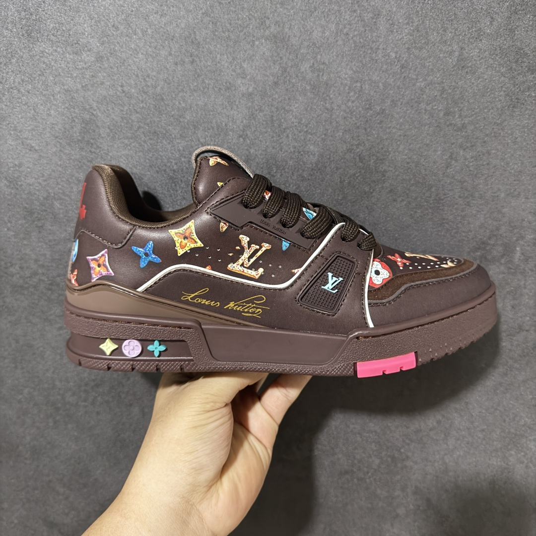 【性价比礼盒版】Louis Vuitton LV Trainer系列高奢运动鞋潮人必备单品 同步ZP官网空胶工艺 挂饰均镶嵌NFC芯片感应装置 正确胶片断点式设计 中底正确还原原版油印字母比例 1:1原楦格板、楦头、刀磨全新升级! 独家订制顶级压纹麂皮 原版开模TPU大底 质感原版一致 垫脚聚米微料加透气英伦网布 细节完美呈现! 尺码:35-47-选品中心
