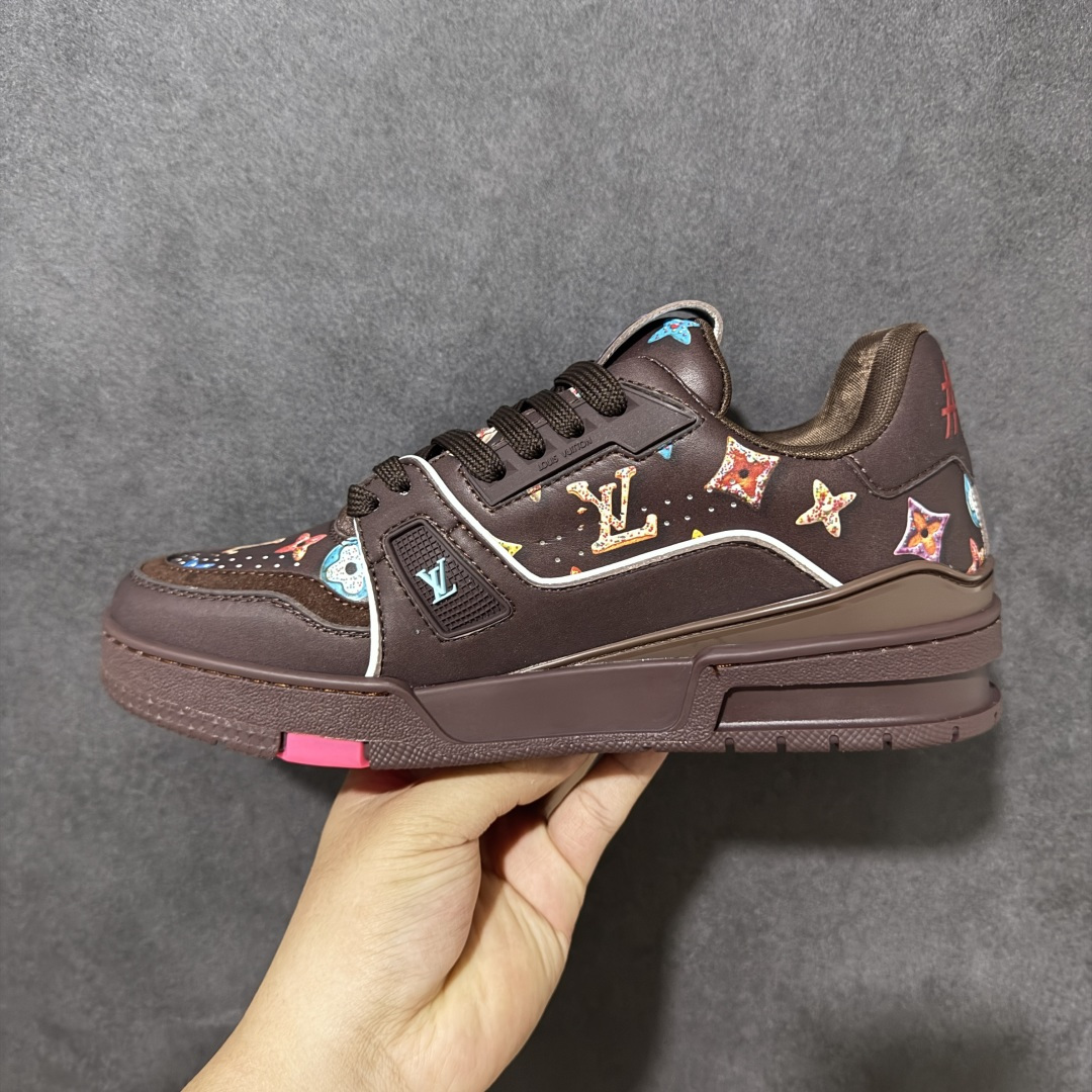 图片[2]-【性价比礼盒版】Louis Vuitton LV Trainer系列高奢运动鞋潮人必备单品 同步ZP官网空胶工艺 挂饰均镶嵌NFC芯片感应装置 正确胶片断点式设计 中底正确还原原版油印字母比例 1：1原楦格板、楦头、刀磨全新升级！ 独家订制顶级压纹麂皮 原版开模TPU大底 质感原版一致 垫脚聚米微料加透气英伦网布 细节完美呈现！ 尺码：35-47-选品中心