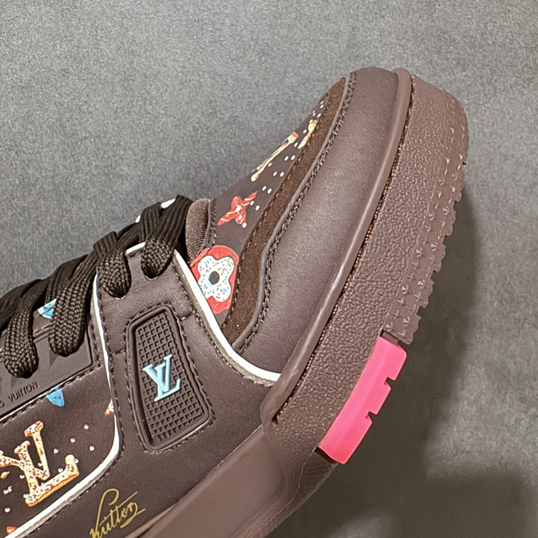 图片[8]-【性价比礼盒版】Louis Vuitton LV Trainer系列高奢运动鞋潮人必备单品 同步ZP官网空胶工艺 挂饰均镶嵌NFC芯片感应装置 正确胶片断点式设计 中底正确还原原版油印字母比例 1：1原楦格板、楦头、刀磨全新升级！ 独家订制顶级压纹麂皮 原版开模TPU大底 质感原版一致 垫脚聚米微料加透气英伦网布 细节完美呈现！ 尺码：35-47-选品中心