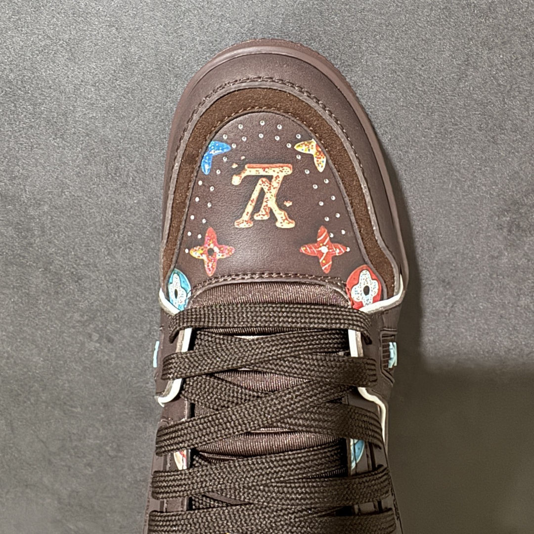 图片[5]-【性价比礼盒版】Louis Vuitton LV Trainer系列高奢运动鞋潮人必备单品 同步ZP官网空胶工艺 挂饰均镶嵌NFC芯片感应装置 正确胶片断点式设计 中底正确还原原版油印字母比例 1：1原楦格板、楦头、刀磨全新升级！ 独家订制顶级压纹麂皮 原版开模TPU大底 质感原版一致 垫脚聚米微料加透气英伦网布 细节完美呈现！ 尺码：35-47-选品中心