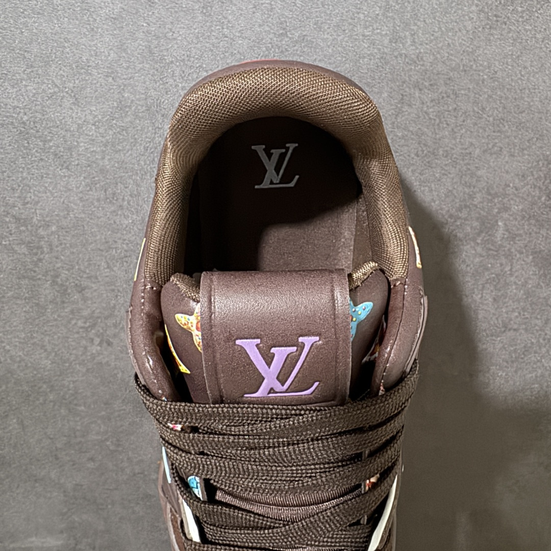 图片[6]-【性价比礼盒版】Louis Vuitton LV Trainer系列高奢运动鞋潮人必备单品 同步ZP官网空胶工艺 挂饰均镶嵌NFC芯片感应装置 正确胶片断点式设计 中底正确还原原版油印字母比例 1：1原楦格板、楦头、刀磨全新升级！ 独家订制顶级压纹麂皮 原版开模TPU大底 质感原版一致 垫脚聚米微料加透气英伦网布 细节完美呈现！ 尺码：35-47-选品中心