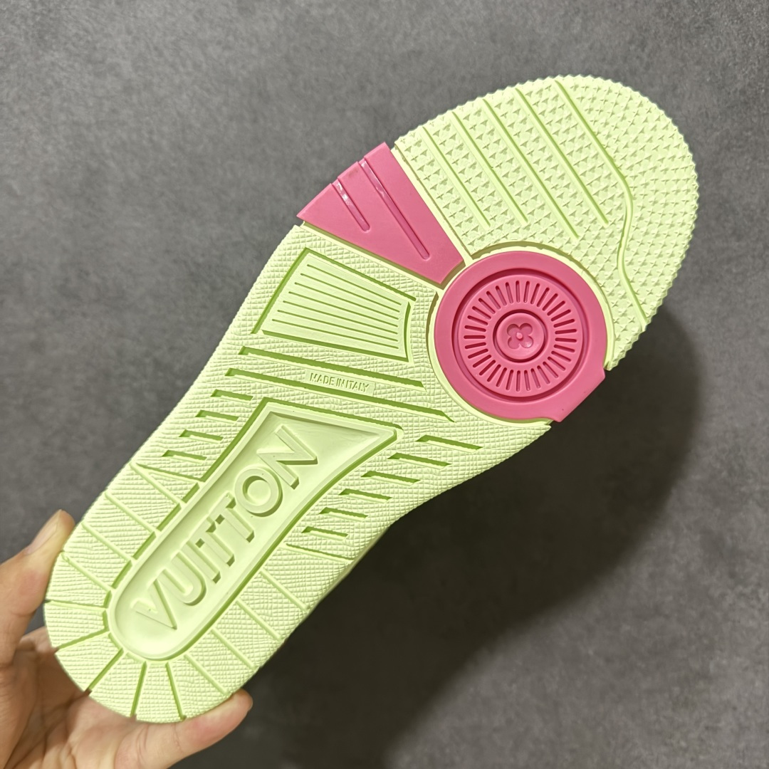 图片[9]-【性价比礼盒版】Louis Vuitton LV Trainer系列高奢运动鞋潮人必备单品 同步ZP官网空胶工艺 挂饰均镶嵌NFC芯片感应装置 正确胶片断点式设计 中底正确还原原版油印字母比例 1：1原楦格板、楦头、刀磨全新升级！ 独家订制顶级压纹麂皮 原版开模TPU大底 质感原版一致 垫脚聚米微料加透气英伦网布 细节完美呈现！ 尺码：35-47-选品中心