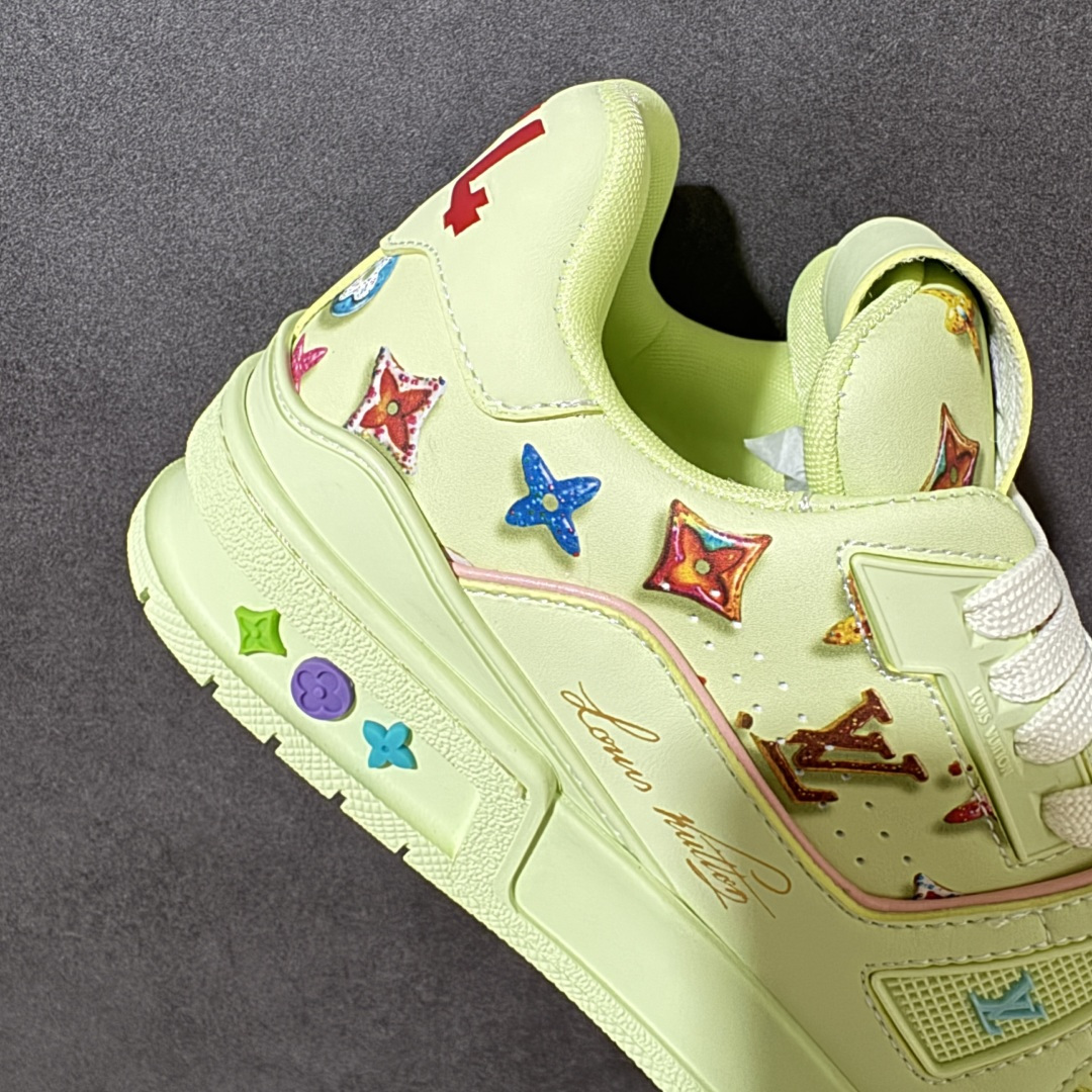 图片[7]-【性价比礼盒版】Louis Vuitton LV Trainer系列高奢运动鞋潮人必备单品 同步ZP官网空胶工艺 挂饰均镶嵌NFC芯片感应装置 正确胶片断点式设计 中底正确还原原版油印字母比例 1：1原楦格板、楦头、刀磨全新升级！ 独家订制顶级压纹麂皮 原版开模TPU大底 质感原版一致 垫脚聚米微料加透气英伦网布 细节完美呈现！ 尺码：35-47-选品中心