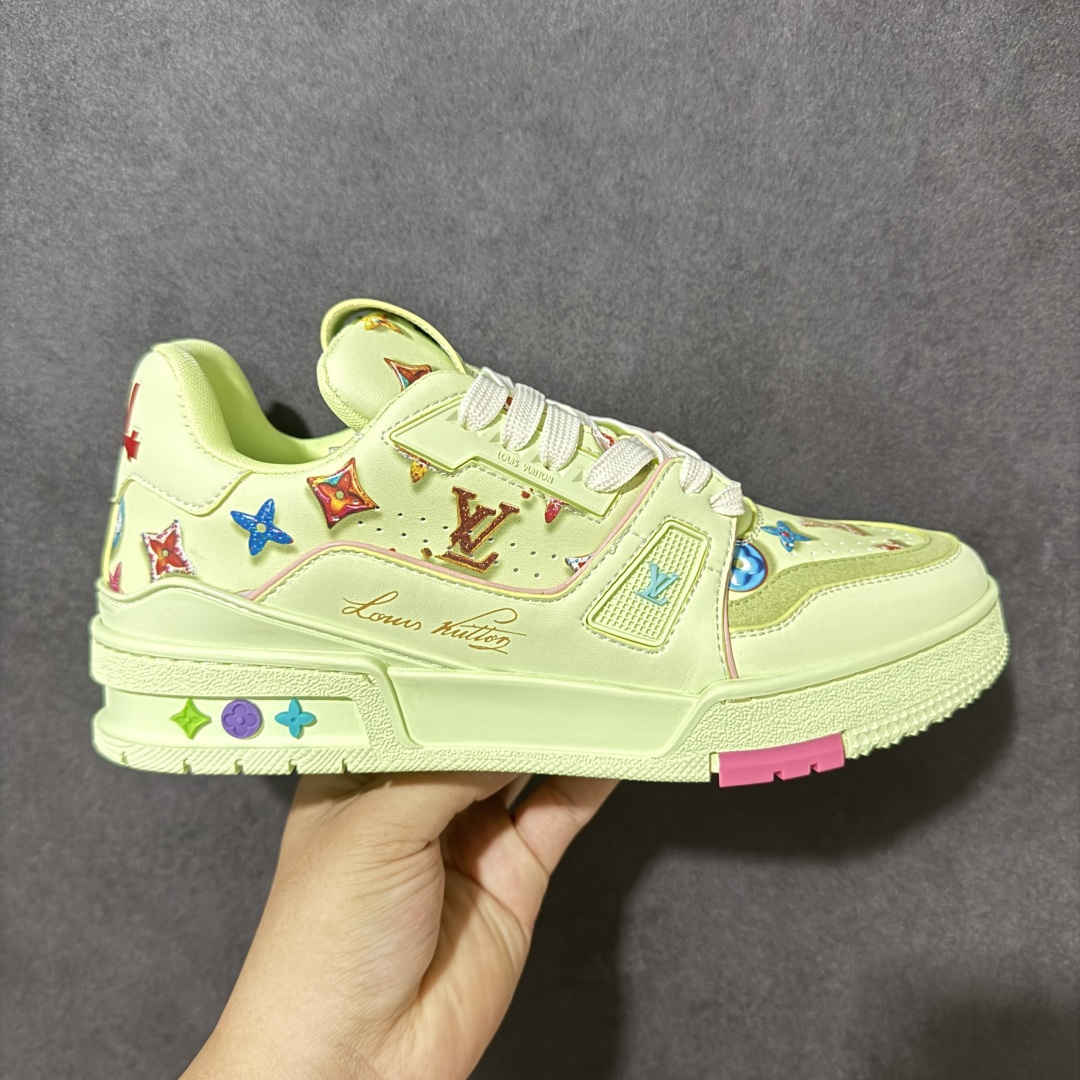 【性价比礼盒版】Louis Vuitton LV Trainer系列高奢运动鞋潮人必备单品 同步ZP官网空胶工艺 挂饰均镶嵌NFC芯片感应装置 正确胶片断点式设计 中底正确还原原版油印字母比例 1:1原楦格板、楦头、刀磨全新升级! 独家订制顶级压纹麂皮 原版开模TPU大底 质感原版一致 垫脚聚米微料加透气英伦网布 细节完美呈现! 尺码:35-47-选品中心