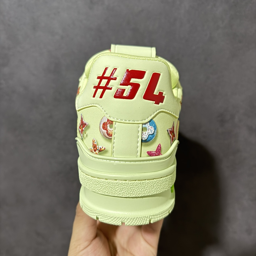 图片[4]-【性价比礼盒版】Louis Vuitton LV Trainer系列高奢运动鞋潮人必备单品 同步ZP官网空胶工艺 挂饰均镶嵌NFC芯片感应装置 正确胶片断点式设计 中底正确还原原版油印字母比例 1：1原楦格板、楦头、刀磨全新升级！ 独家订制顶级压纹麂皮 原版开模TPU大底 质感原版一致 垫脚聚米微料加透气英伦网布 细节完美呈现！ 尺码：35-47-选品中心